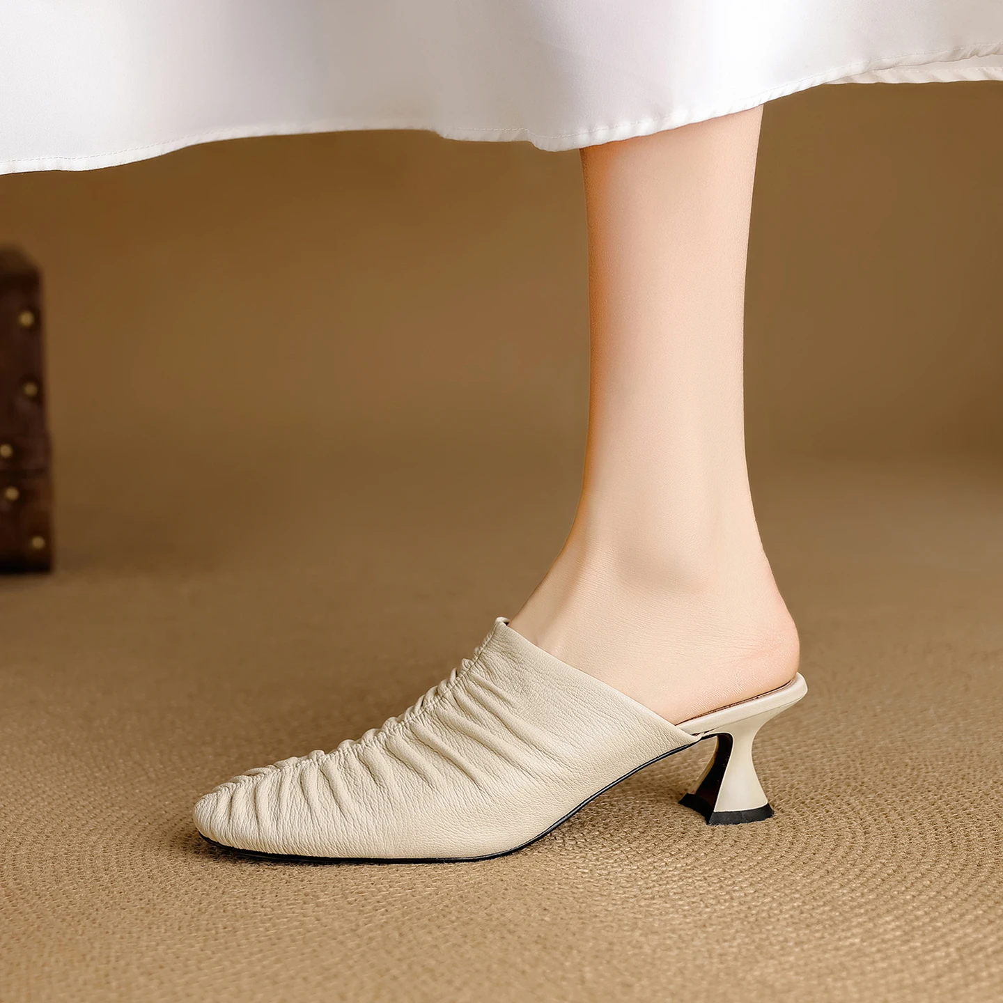 Mules Women Genuine Leather Wrinkled Soft Leather Chunky Heel Closed Toe Summer Outdoor Slide Sandals
Mules Women Genuine Leather Wrinkled Soft Leather Chunky Heel Closed Toe Summer Outdoor Slide Sandals