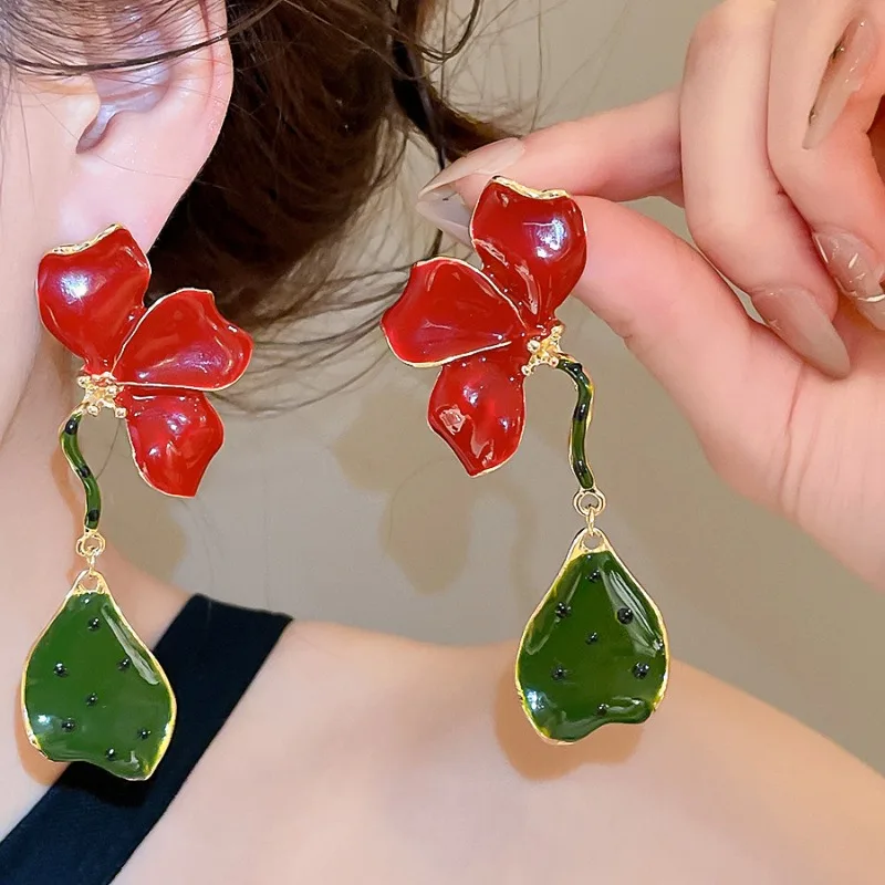 Minar 2026 Popular Red Enamel Flower Petal Green Leaf Long Dangle Earrings for Women Gold Plated Metal Holiday Casual Jewelry
Minar 2026 Popular Red Enamel Flower Petal Green Leaf Long Dangle Earrings for Women Gold Plated Metal Holiday Casual Jewelry