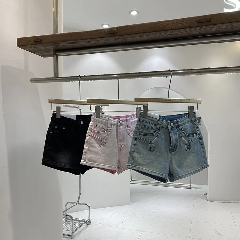 Korean version ins small retro spicy girl pink denim hot pants low waist wide leg shorts for women 2025 summer new style
Korean version ins small retro spicy girl pink denim hot pants low waist wide leg shorts for women 2025 summer new style