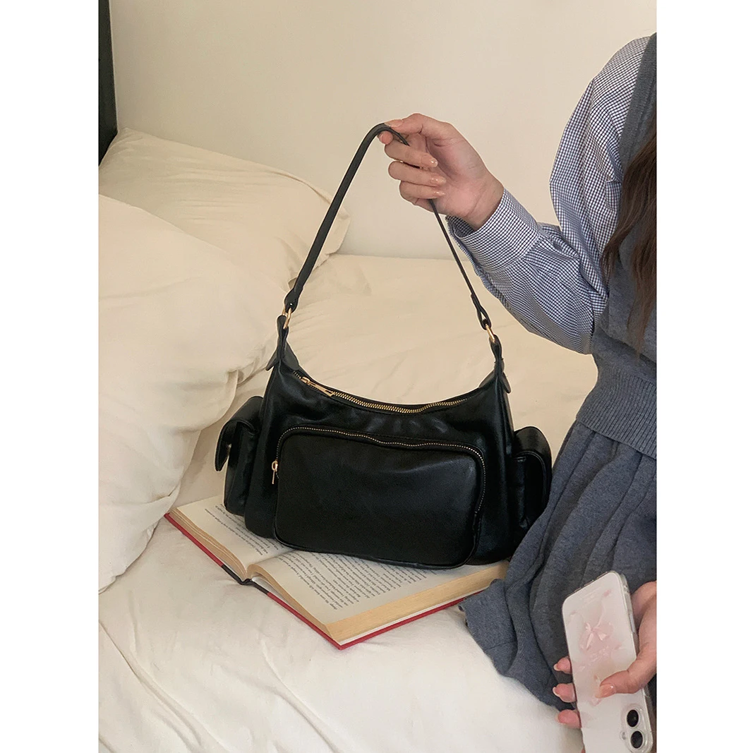 Vintage Women Axillary bag Motorcycle punk Shoulder Crossbody Bag Soft PU Leather Female handbag Commuting ladies totes Black
Vintage Women Axillary bag Motorcycle punk Shoulder Crossbody Bag Soft PU Leather Female handbag Commuting ladies totes Black