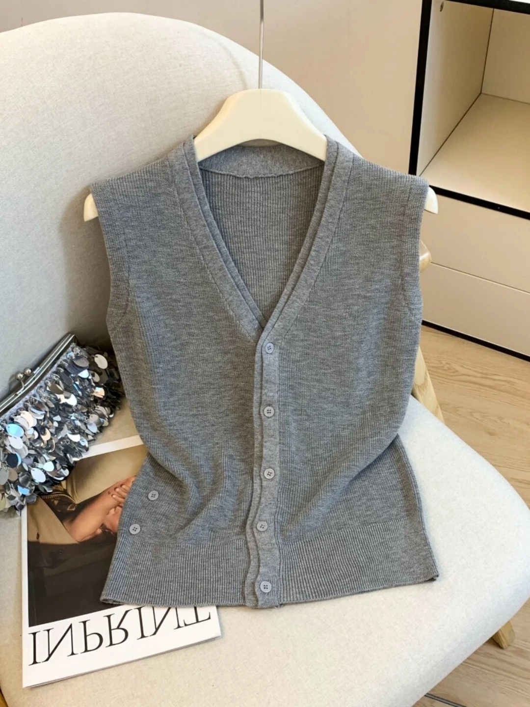 Luxury Women's V-Neck Sleeveless Knitted Open Cardigan Summer Slimming Versatile Top Breathable Lightweight Single Button
Luxury Women's V-Neck Sleeveless Knitted Open Cardigan Summer Slimming Versatile Top Breathable Lightweight Single Button