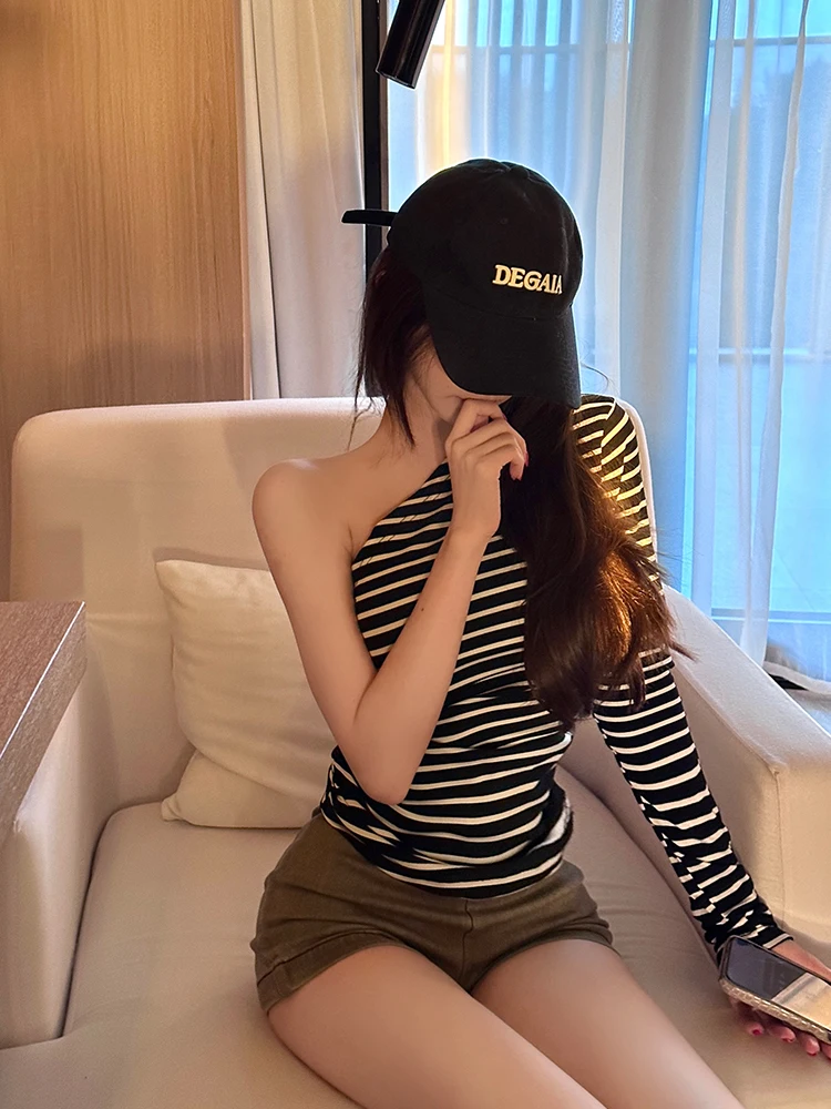 Повседневный топ Chill er Slim Fit с асимметричным вырезом на плече и белыми полосками, корейская футболка с длинными рукавами для женщин
Повседневный топ Chill er Slim Fit с асимметричным вырезом на плече и белыми полосками, корейская футболка с длинными рукавами для женщин