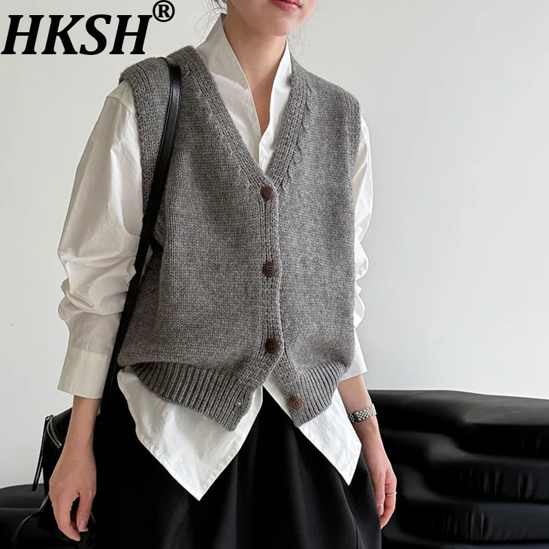 HKSH Autumn Winter New Women Sweater V-Neck Single Breasted Sleeveless French Knitted Elegant High Street Chic Waistcoat HK11637
HKSH Autumn Winter New Women Sweater V-Neck Single Breasted Sleeveless French Knitted Elegant High Street Chic Waistcoat HK11637