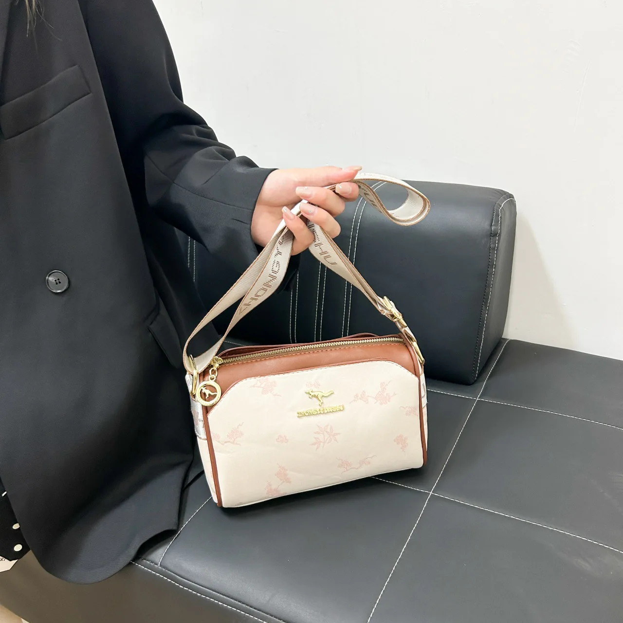 Bags Women's Shoulder Bag Fashionable Mom Bag Soft Leather Lightweight Commuting Crossbody Bag Boston Pillow Bag
Bags Women's Shoulder Bag Fashionable Mom Bag Soft Leather Lightweight Commuting Crossbody Bag Boston Pillow Bag