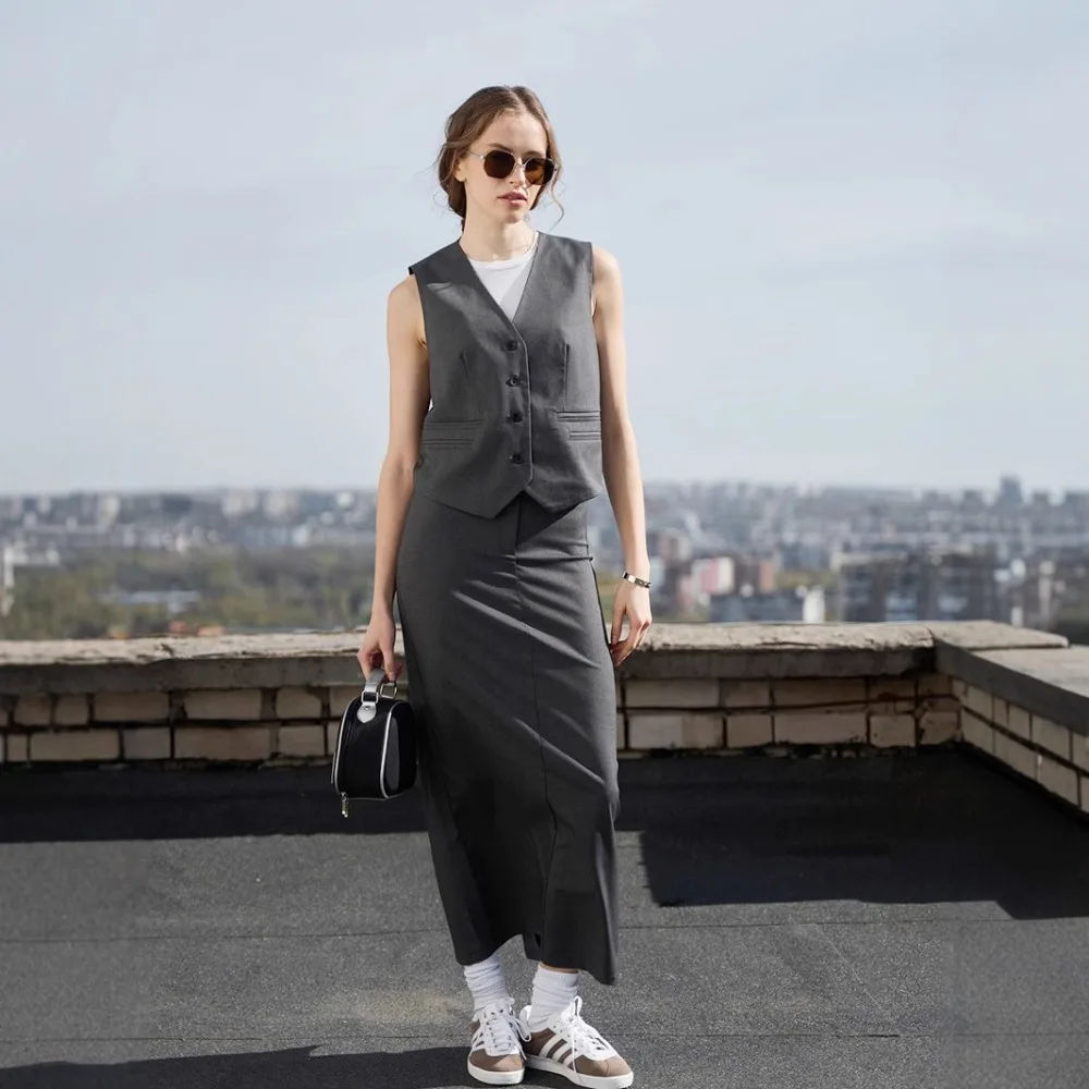 Texture V-neck Vest Hip Hugging Long Skirt Suit Spring and Summer Women's Casual Slim Fit Solid Color Office Commuting Skirt Set
Texture V-neck Vest Hip Hugging Long Skirt Suit Spring and Summer Women's Casual Slim Fit Solid Color Office Commuting Skirt Set