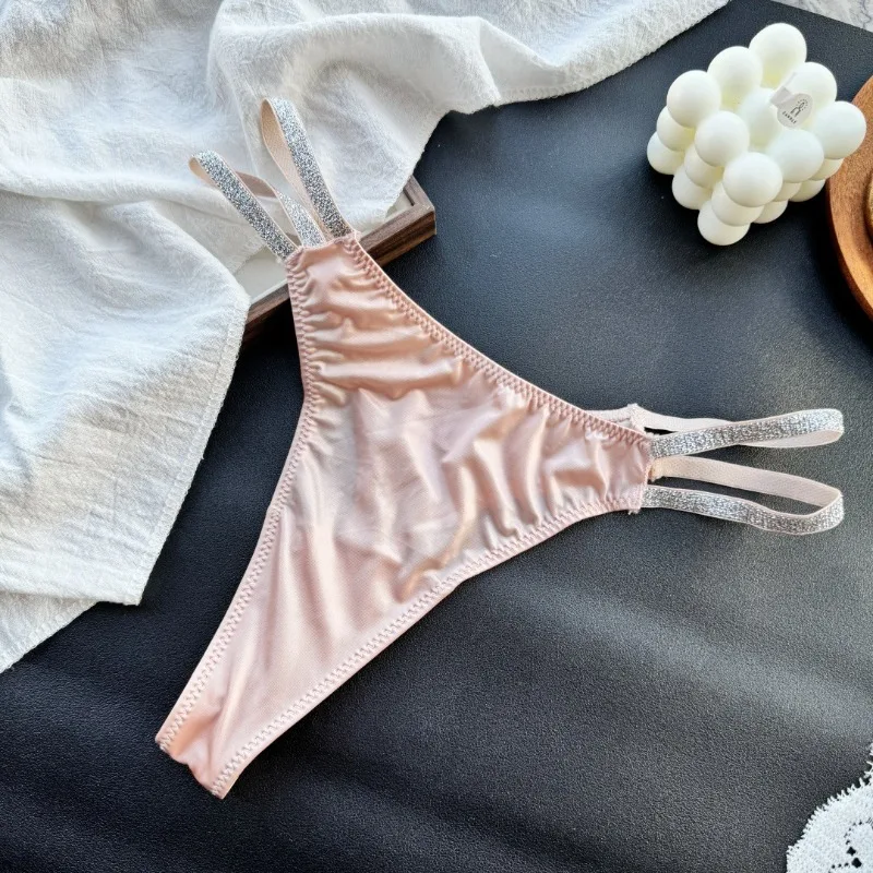 Блестящий пояс, атласные сексуальные стринги с низкой талией, дышащее нижнее белье из ледяного шелка без бретелек для женщин, тонкие спортивные однотонные трусы-стринги
Блестящий пояс, атласные сексуальные стринги с низкой талией, дышащее нижнее белье из ледяного шелка без бретелек для женщин, тонкие спортивные однотонные трусы-стринги