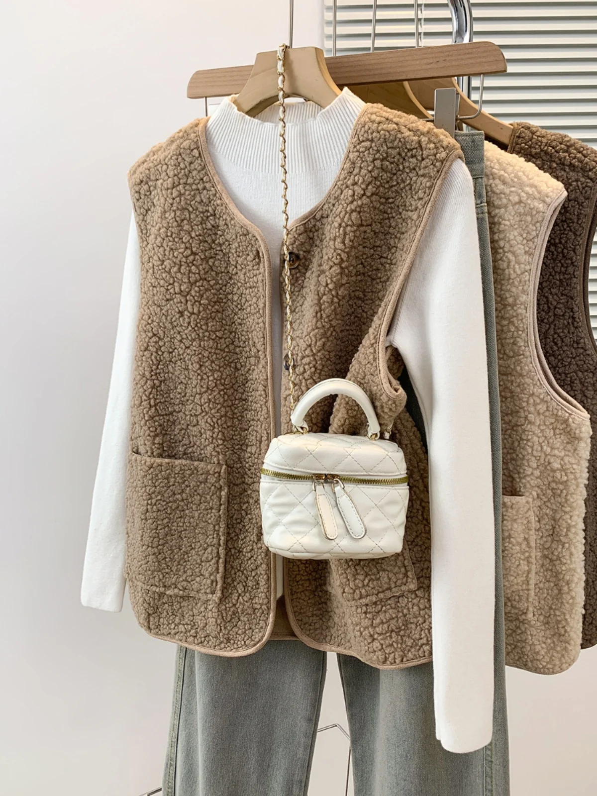 Женский свободный многослойный жилет из овечьего меха, осенняя верхняя одежда 2024, куртка из овчины, круглый цвет на пуговицах
Женский свободный многослойный жилет из овечьего меха, осенняя верхняя одежда 2024, куртка из овчины, круглый цвет на пуговицах