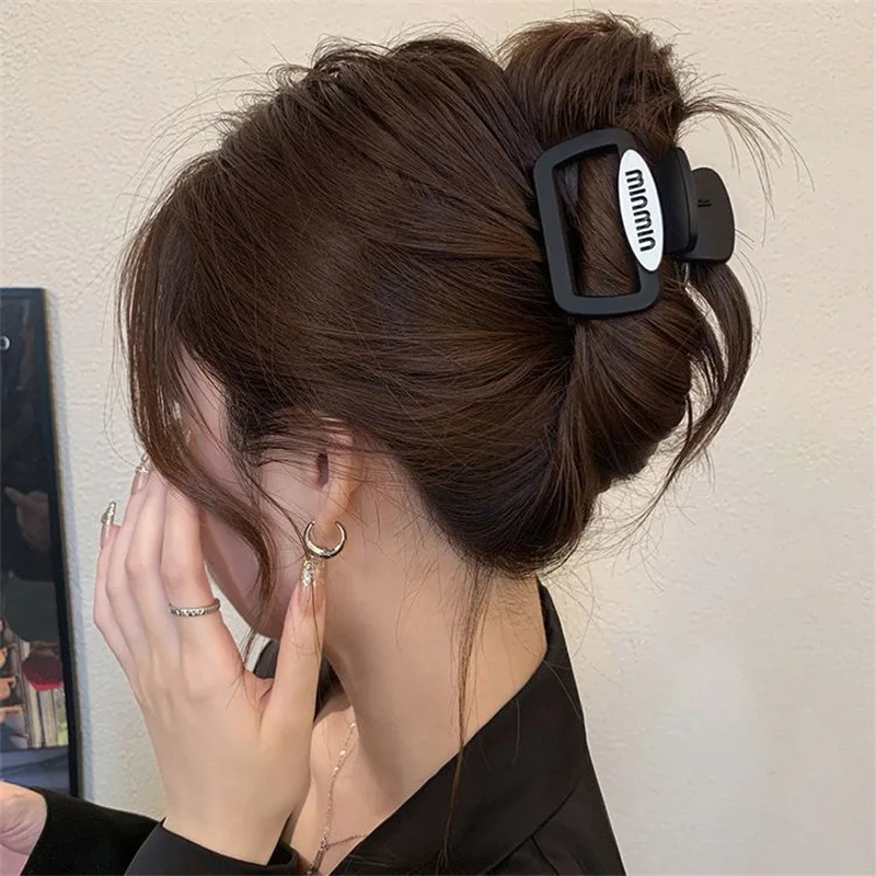 2025 New Simple Letter Grab Clip Small Black Shark Clip High-end Hairpin Women's Head Half Tie Hairpin Headdress
2025 New Simple Letter Grab Clip Small Black Shark Clip High-end Hairpin Women's Head Half Tie Hairpin Headdress