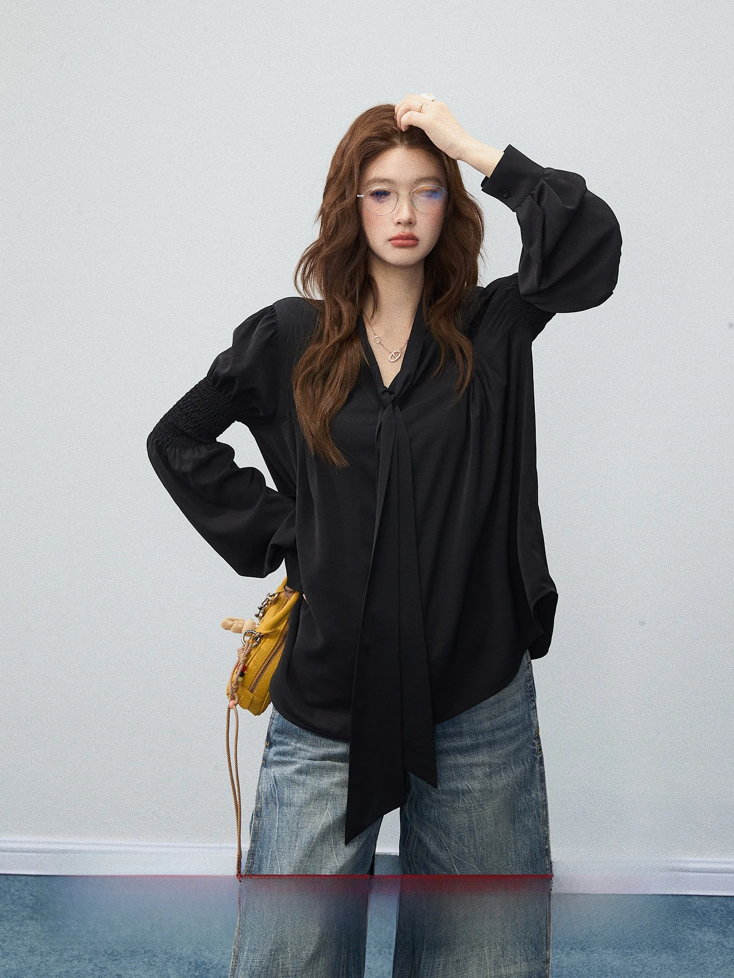 Loose V-ne Long Sve Pleated Women's irt Casual Sle Korean Faion Autumn Season Versatile Loose Fit Top
Loose V-ne Long Sve Pleated Women's irt Casual Sle Korean Faion Autumn Season Versatile Loose Fit Top