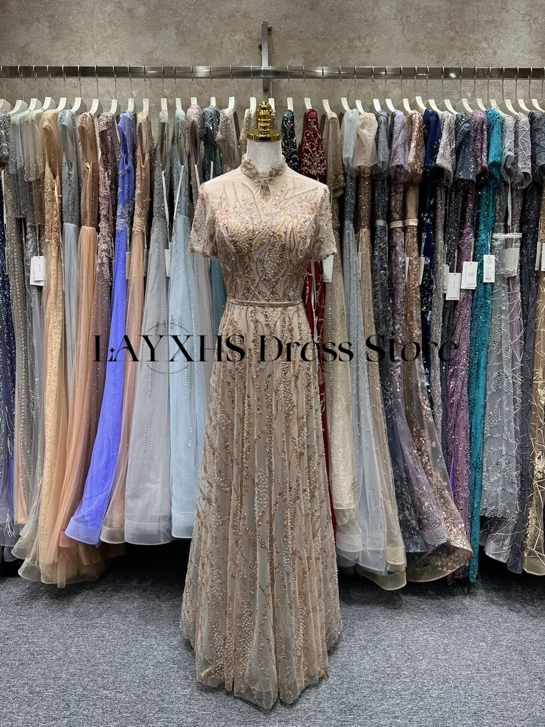 Taupe Sparkly vestido madre de la novia boda Short Sleeve Bow High Neck Sequin Bead Party Dresses Tulle Evening Gown Customized
Taupe Sparkly vestido madre de la novia boda Short Sleeve Bow High Neck Sequin Bead Party Dresses Tulle Evening Gown Customized