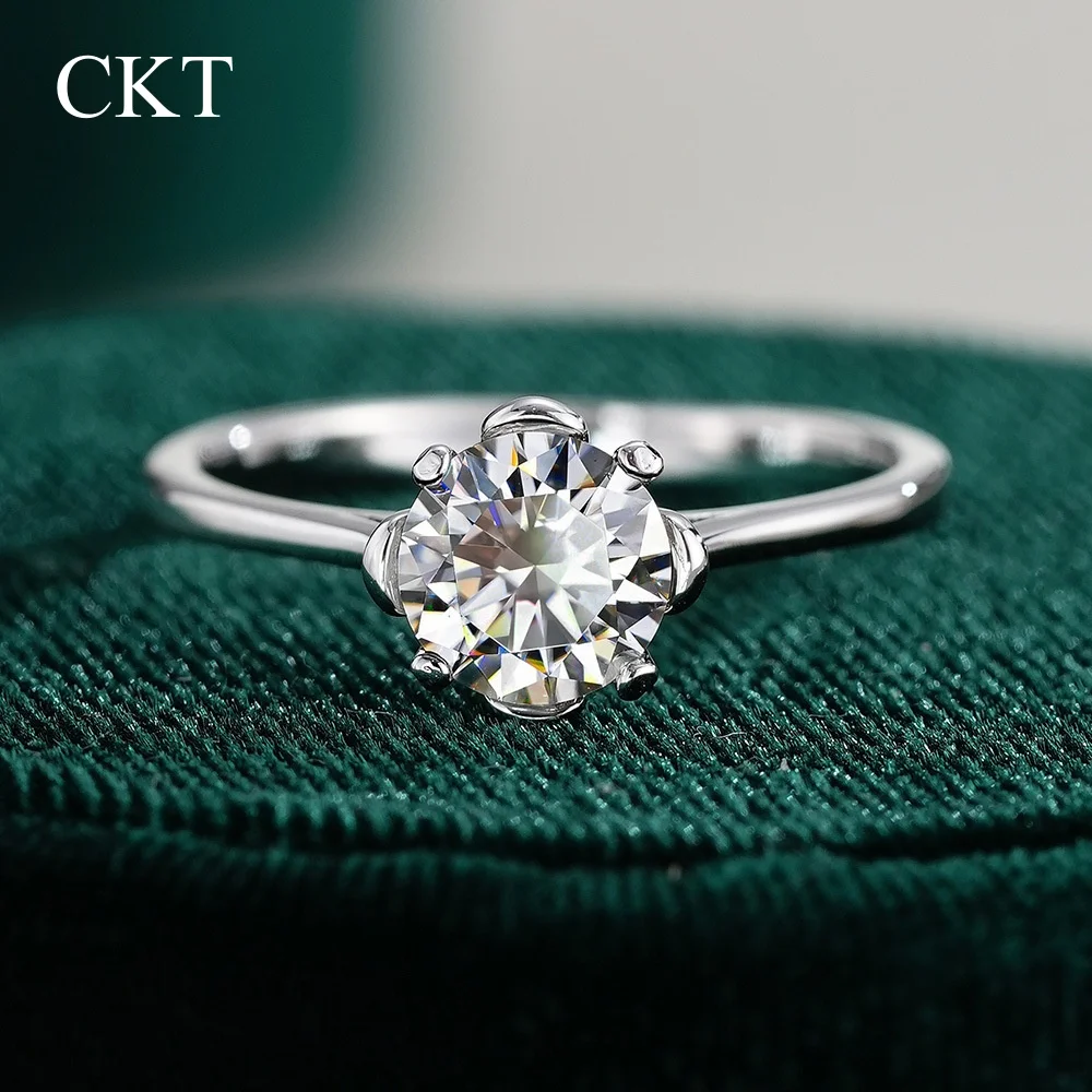 CKT 18-каратное белое золото в корейском стиле, модное кольцо с четырьмя когтями и бриллиантом 0,5 карата с муассанитом для женщин, платина Pt950, ювелирные изделия
CKT 18-каратное белое золото в корейском стиле, модное кольцо с четырьмя когтями и бриллиантом 0,5 карата с муассанитом для женщин, платина Pt950, ювелирные изделия