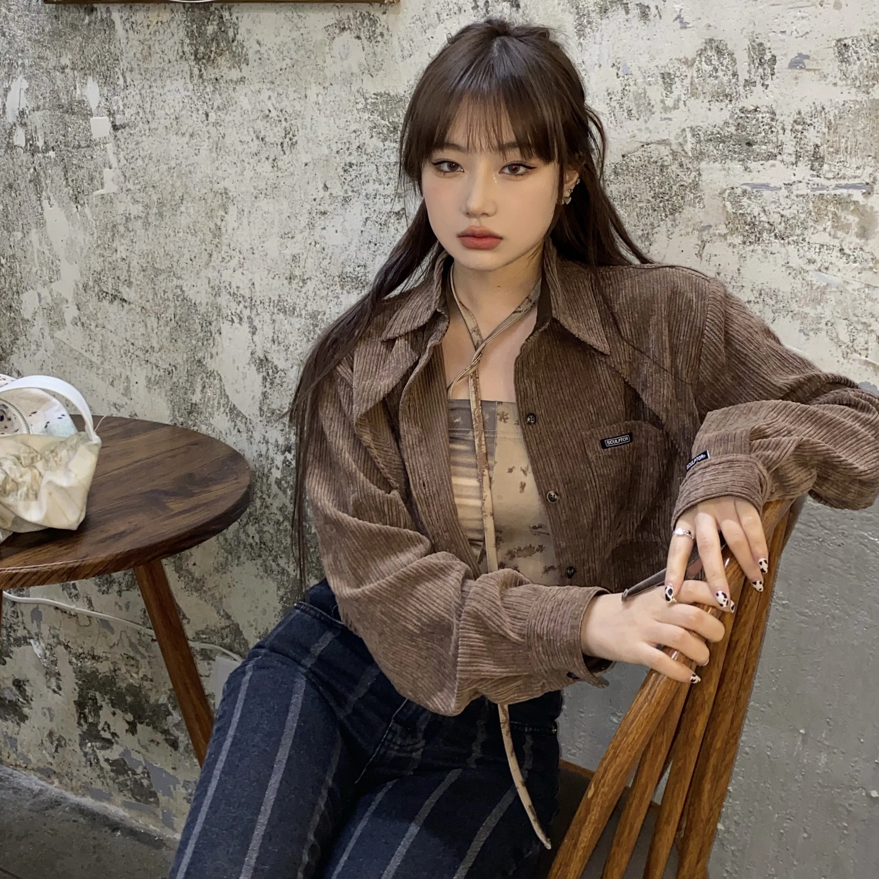 Женская удлиненная свободная верхняя одежда Miss Muddled в стиле ретро, из кордюрой ткани цвета хаки, с воротником и пуговицами
Женская удлиненная свободная верхняя одежда Miss Muddled в стиле ретро, из кордюрой ткани цвета хаки, с воротником и пуговицами