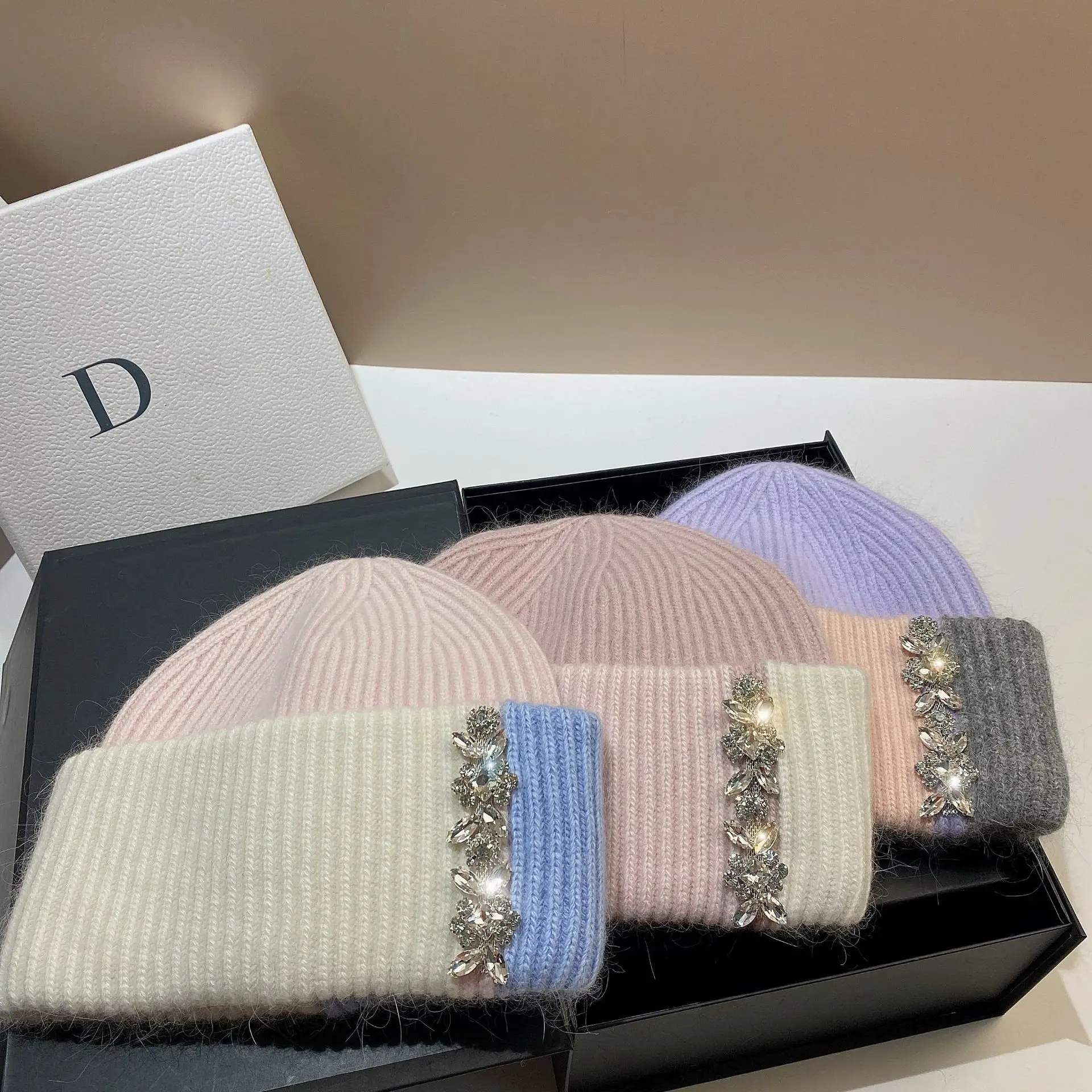 Luxury Celebrity Rhinestone Rabbit Hair Knit Hat European and American Color Contrast Wool Pullover Hat Winter Warm Cold Hat
Luxury Celebrity Rhinestone Rabbit Hair Knit Hat European and American Color Contrast Wool Pullover Hat Winter Warm Cold Hat