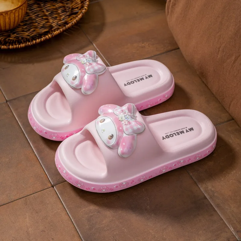 Оригинальные женские летние тапочки Sanrio с героями мультфильмов Kuromi Hello Kitty, модная студенческая повседневная обувь для детей
Оригинальные женские летние тапочки Sanrio с героями мультфильмов Kuromi Hello Kitty, модная студенческая повседневная обувь для детей