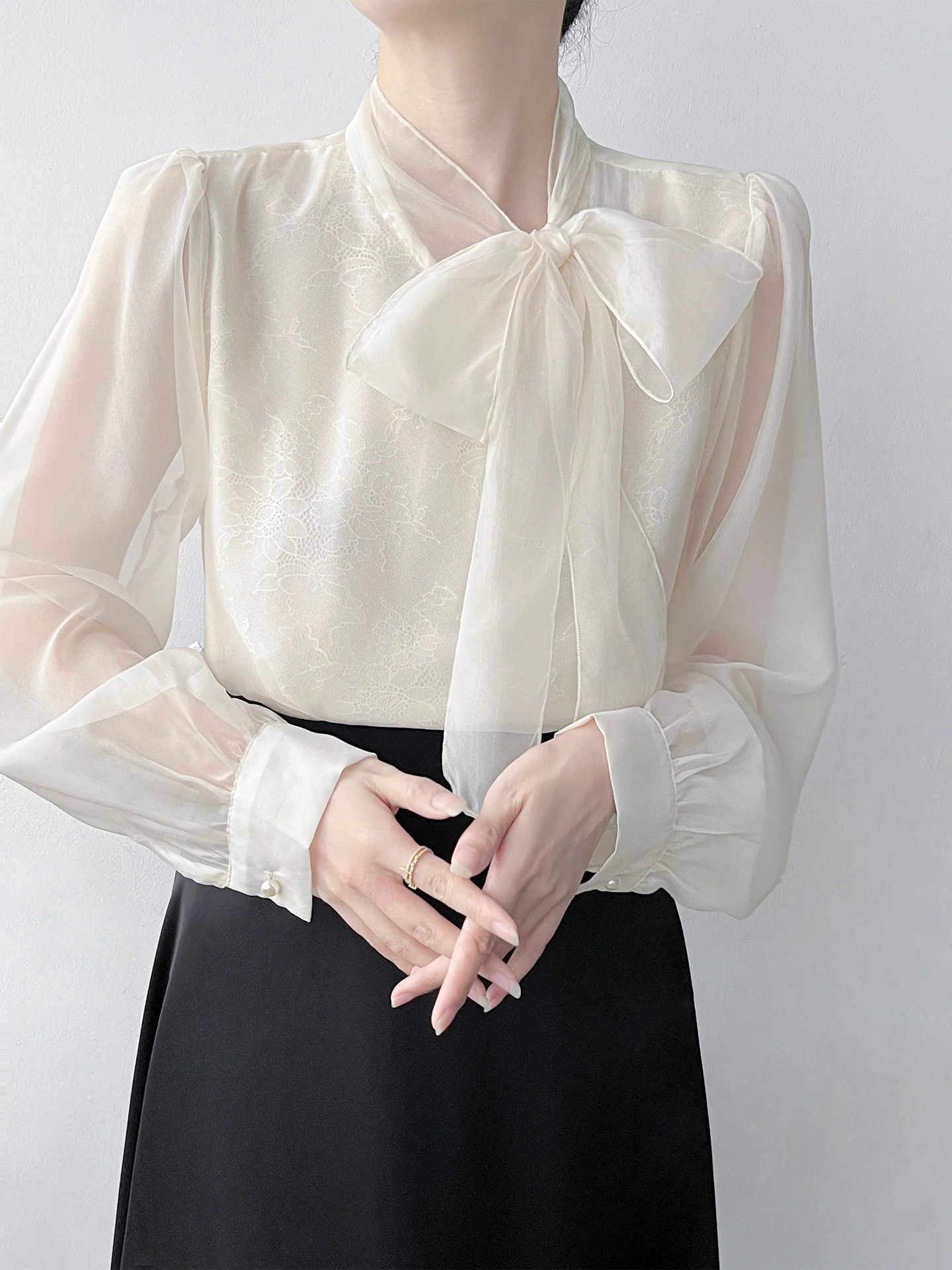 Элегантная корейская блузка с длинным рукавом, кружевными вставками и шифоном, женская, для деловых встреч и повседневной носки, с узлом, дышащая, приятная к телу.
Элегантная корейская блузка с длинным рукавом, кружевными вставками и шифоном, женская, для деловых встреч и повседневной носки, с узлом, дышащая, приятная к телу.