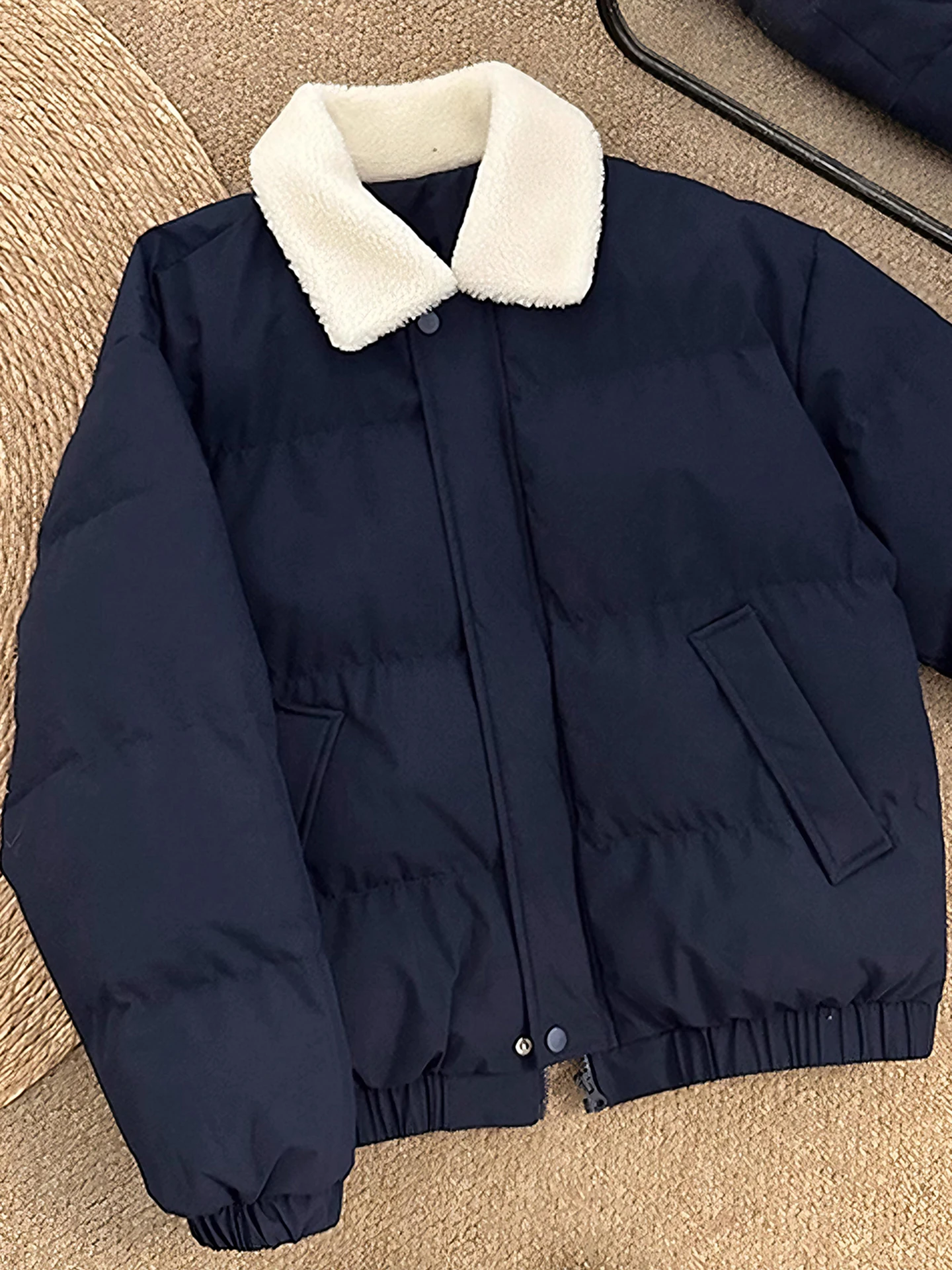 Мужская утепленная зимняя куртка с воротником из овечьего бархата, свободного кроя, с наполнителем из полиэстера, молодежная модель
Мужская утепленная зимняя куртка с воротником из овечьего бархата, свободного кроя, с наполнителем из полиэстера, молодежная модель