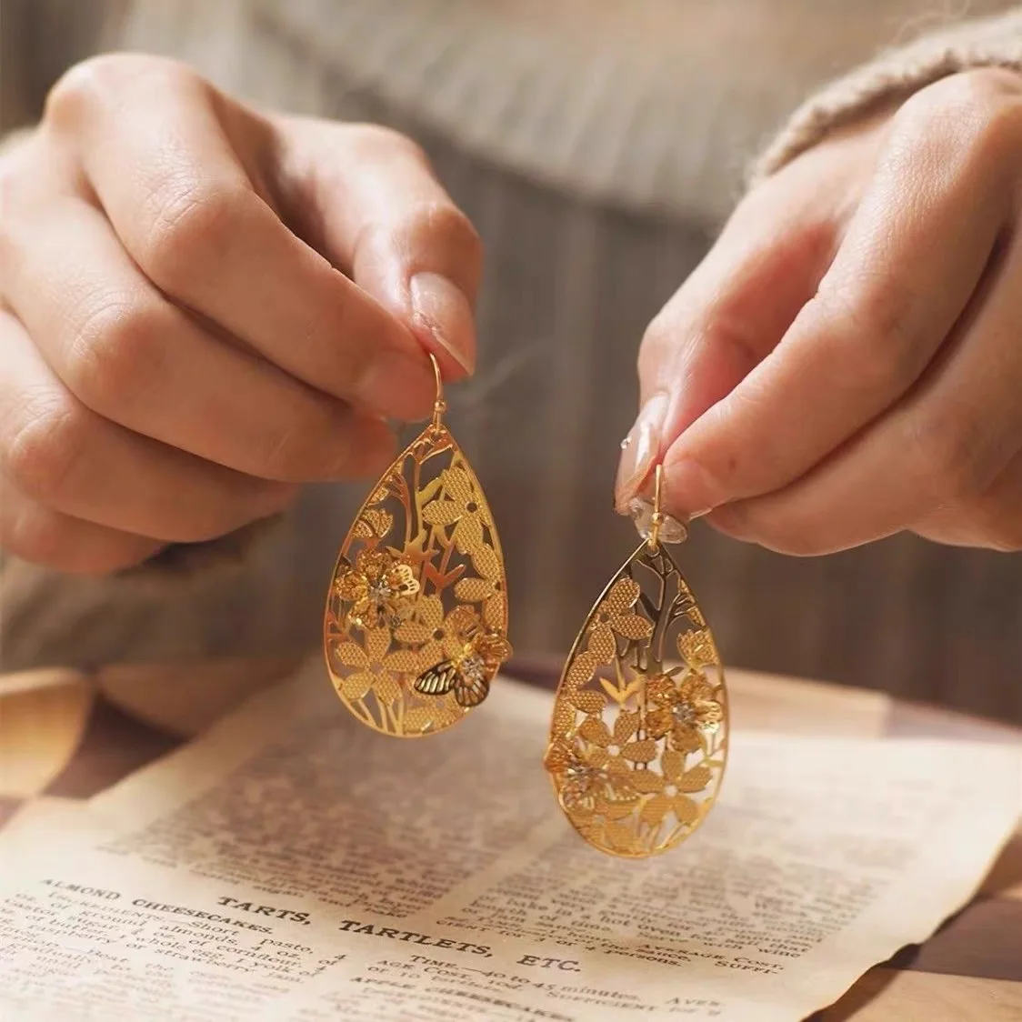 2025 fashion boutique classic brand hot selling 925 flower temperament earrings light luxury high-end exquisite party
2025 fashion boutique classic brand hot selling 925 flower temperament earrings light luxury high-end exquisite party