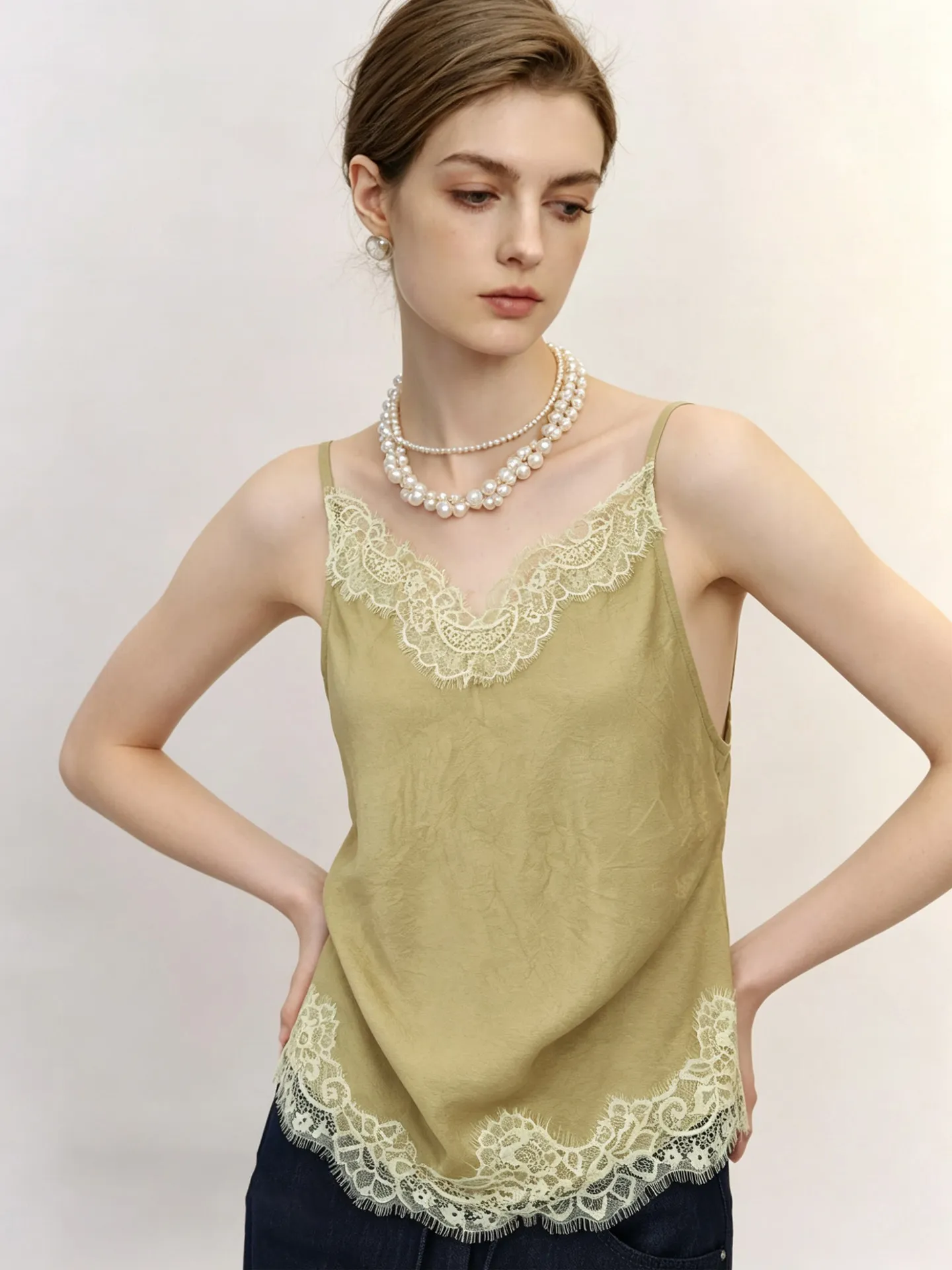 Sexy Lace Trim V-Neck Sleeveless Strap Vest Women's Summer High-End Age-Defying Top Thin Fashionable Contrast Splicing
Sexy Lace Trim V-Neck Sleeveless Strap Vest Women's Summer High-End Age-Defying Top Thin Fashionable Contrast Splicing