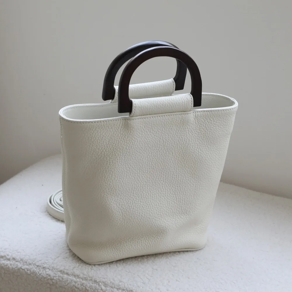 Niche Design Retro Semi-round Wood Handle Handbag Shoulder Crossbody Leather Bucket Bag Large Capacity Casual Versatile
Niche Design Retro Semi-round Wood Handle Handbag Shoulder Crossbody Leather Bucket Bag Large Capacity Casual Versatile