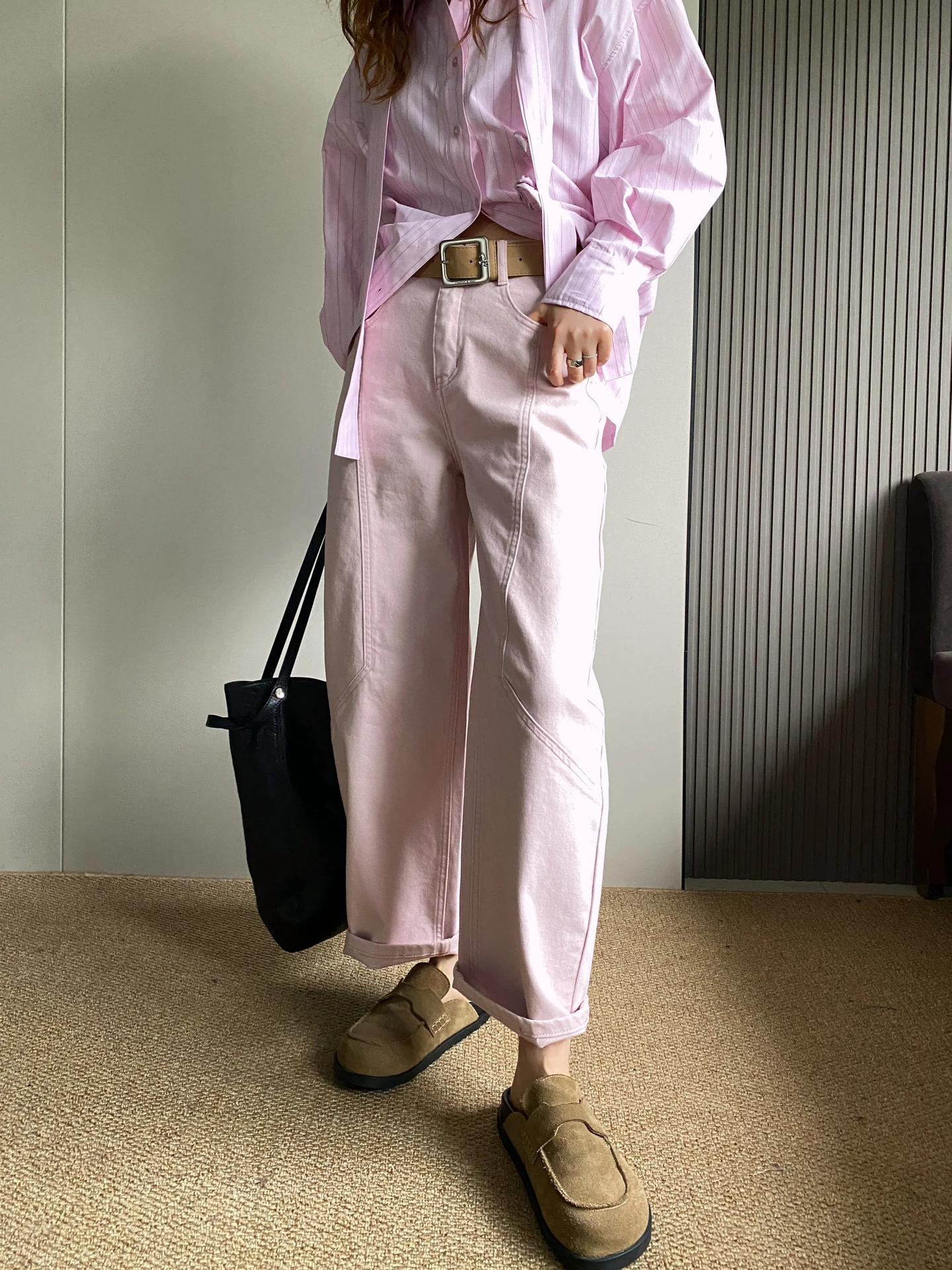 Женские джинсы-харланы с высокой талией, свободного кроя, розовые, весенняя новинка, американский стиль, прямые штанины, с деталями, мягкие, с эффектом потертости
Женские джинсы-харланы с высокой талией, свободного кроя, розовые, весенняя новинка, американский стиль, прямые штанины, с деталями, мягкие, с эффектом потертости