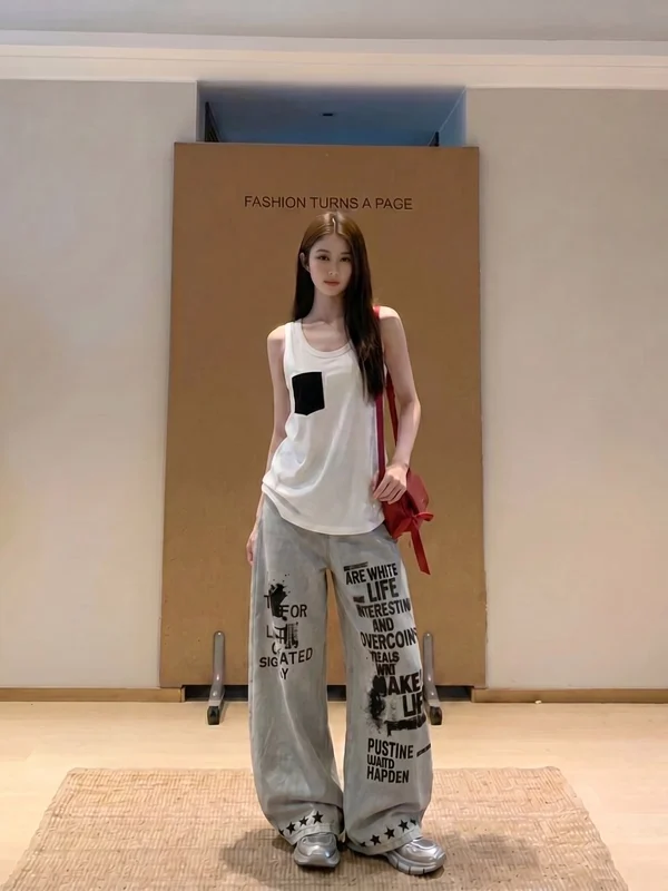 Summer Women's Denim Two-Piece Set with Pockets Letter Print High Waist Loose Floor-Length Pants And Vest Casual Fashion
Summer Women's Denim Two-Piece Set with Pockets Letter Print High Waist Loose Floor-Length Pants And Vest Casual Fashion