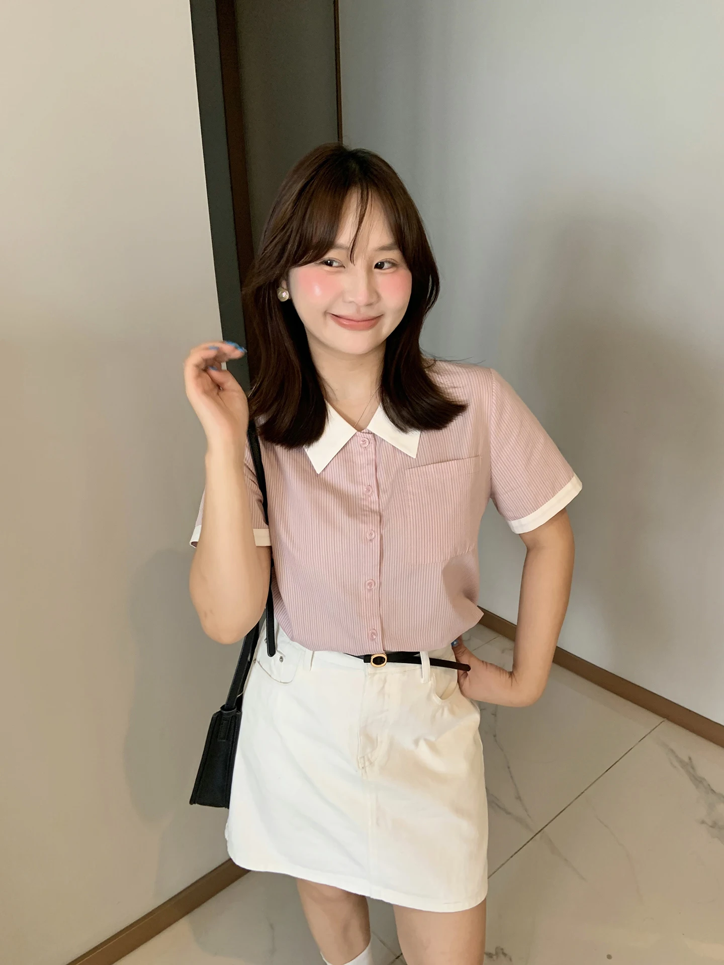 Сладкая розовая полосатая рубашка для женщин больших размеров, короткий рукав, корейский стиль, дышащая, из хлопка, повседневная, модная, летняя рубашка.
Сладкая розовая полосатая рубашка для женщин больших размеров, короткий рукав, корейский стиль, дышащая, из хлопка, повседневная, модная, летняя рубашка.