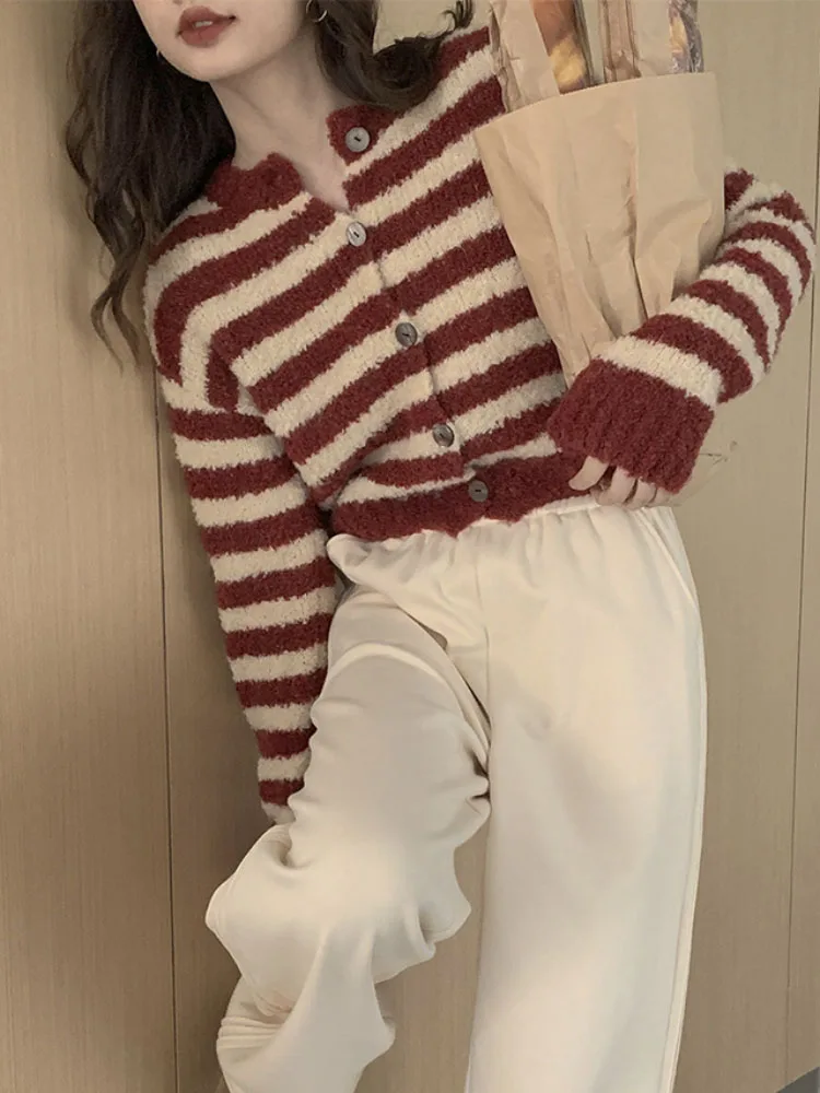 Women's Autumn/winter Fashion Striped Sweater Cardigan Loose Vintage Slouchy Short Knitwears Coat Knit Tops
Women's Autumn/winter Fashion Striped Sweater Cardigan Loose Vintage Slouchy Short Knitwears Coat Knit Tops