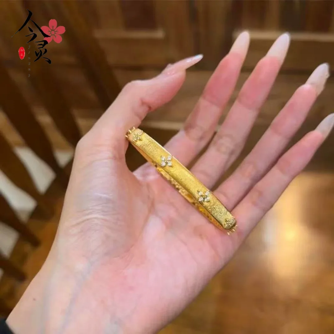 AU999 Women Diamond-Studded Flower Brushed Clasp Bracelet 24K Gold - Gold boosts shine, texture layers
AU999 Women Diamond-Studded Flower Brushed Clasp Bracelet 24K Gold - Gold boosts shine, texture layers
