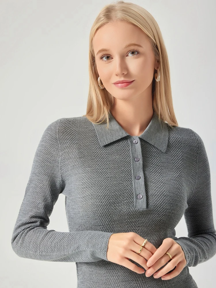 Роскошный женский свитер-поло из тонкой шерсти Super 48's с бесшовной текстурой «рыбья кость» и усиленной конструкцией подмышек
Роскошный женский свитер-поло из тонкой шерсти Super 48's с бесшовной текстурой «рыбья кость» и усиленной конструкцией подмышек