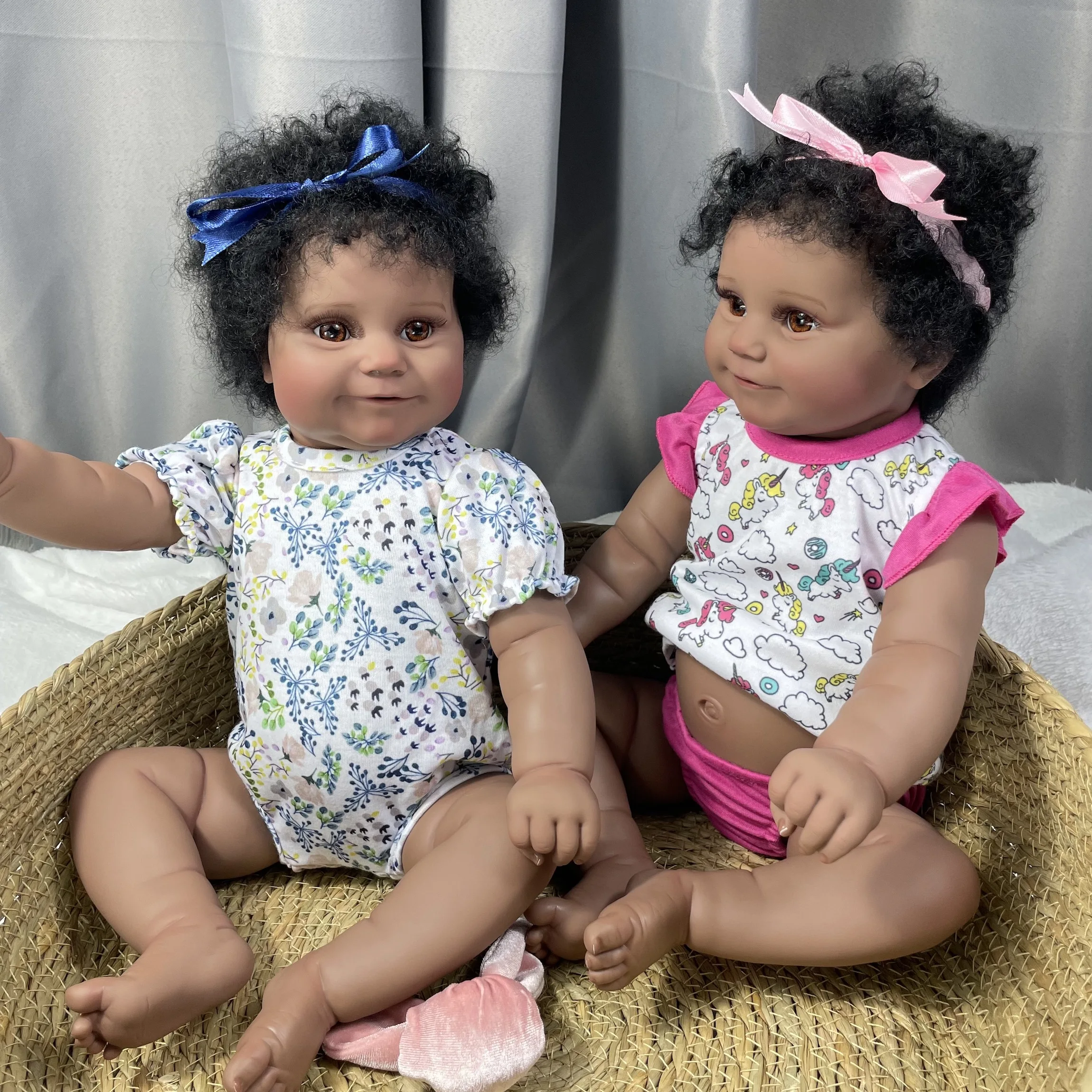 19-дюймовая афро-американская кукла Maddie Twins, полностью силиконовая виниловая кукла для девочек, моющаяся темная кожа, Reborn, детская игрушка ручной работы с укорененными волосами, подарок
19-дюймовая афро-американская кукла Maddie Twins, полностью силиконовая виниловая кукла для девочек, моющаяся темная кожа, Reborn, детская игрушка ручной работы с укорененными волосами, подарок