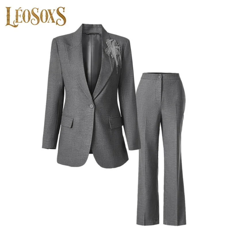 LEOSOXS 2025 Autumn New Style High-end Gray Suit Jacket With Three-dimensional Decoration Top And Pants Two-piece Set Trendy
LEOSOXS 2025 Autumn New Style High-end Gray Suit Jacket With Three-dimensional Decoration Top And Pants Two-piece Set Trendy