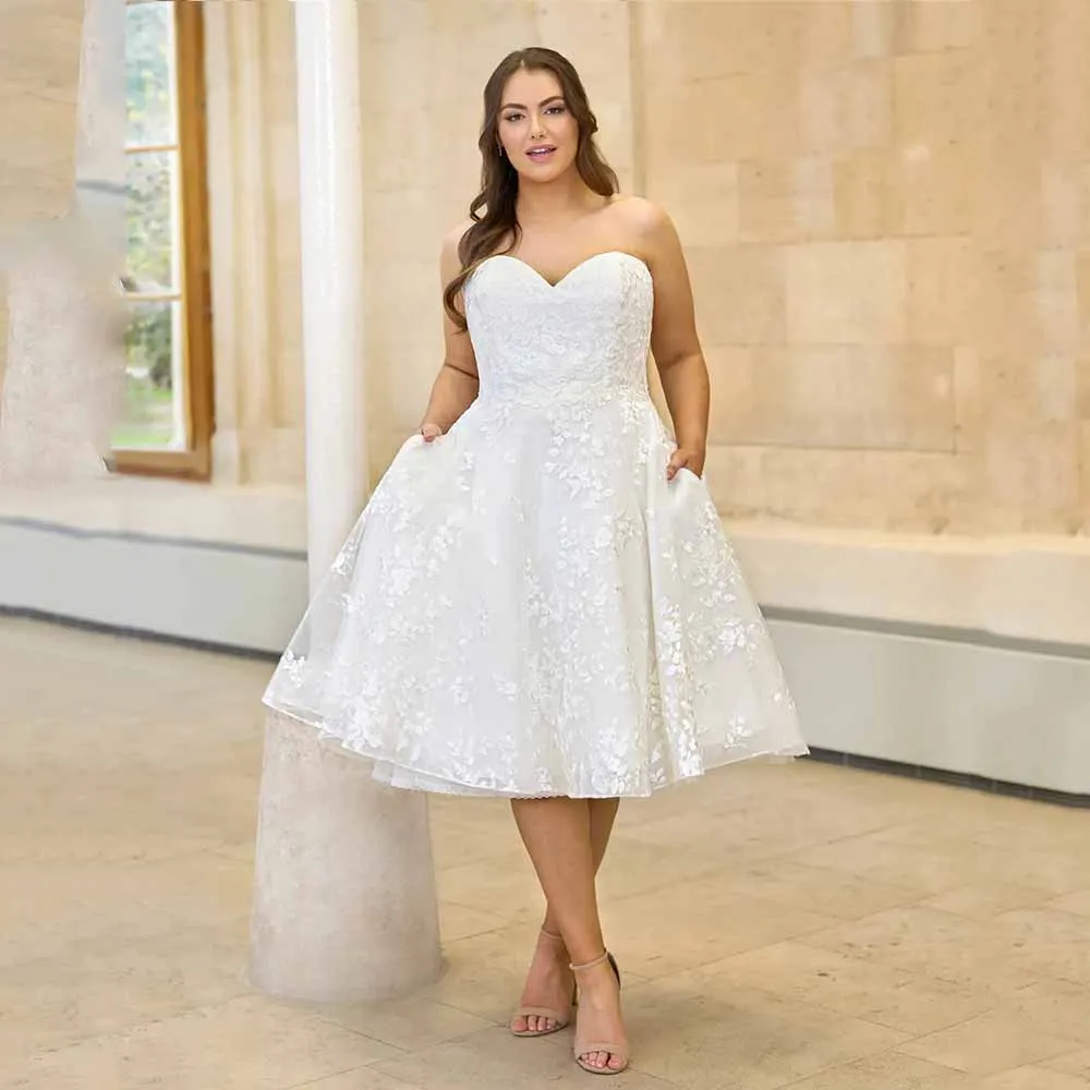 Modern Wedding Dress For Bride Sweetheart Sleeveless Bride Gown Lace Applique A-Line Tea-Length Vestido De Noiva Plus Size
Modern Wedding Dress For Bride Sweetheart Sleeveless Bride Gown Lace Applique A-Line Tea-Length Vestido De Noiva Plus Size