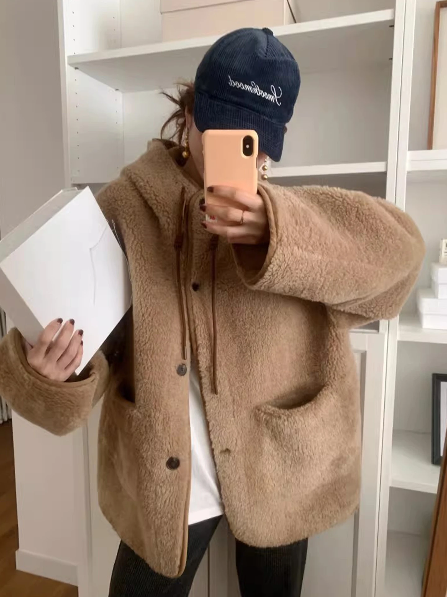 Женская двусторонняя куртка из овечьего меха в стиле ретро Lazy Sle с капюшоном из натуральной кожи и меха, зимнее новое поступление, хлото...
Женская двусторонняя куртка из овечьего меха в стиле ретро Lazy Sle с капюшоном из натуральной кожи и меха, зимнее новое поступление, хлото...