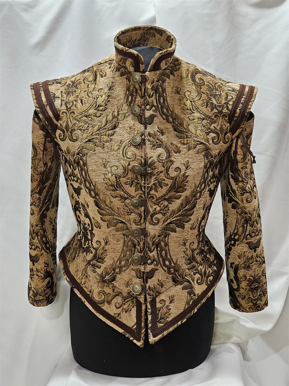 Newest Men's Tudor Doublet Jacket Coat Renaissance Tudor Elizabethan Noble King Costume with Removable Sleeves Jerkin Vest
Newest Men's Tudor Doublet Jacket Coat Renaissance Tudor Elizabethan Noble King Costume with Removable Sleeves Jerkin Vest