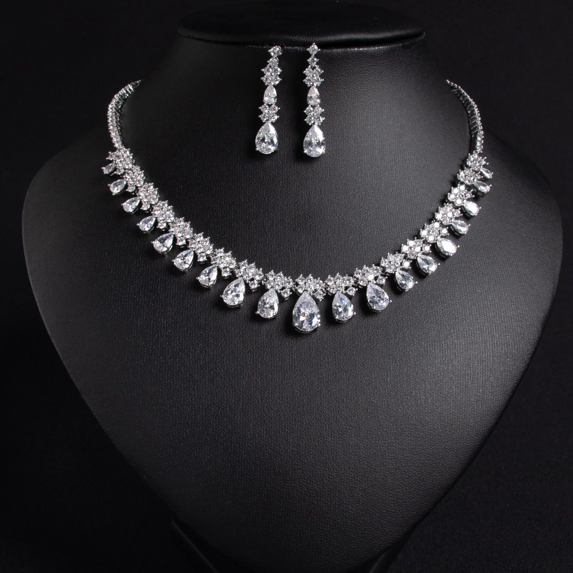 Japanese Korean Style Minimalist Clavicle Chain New Zircon Water Drop Necklace Elegant Dress Earrings Two-piece Jewelry Set
Japanese Korean Style Minimalist Clavicle Chain New Zircon Water Drop Necklace Elegant Dress Earrings Two-piece Jewelry Set