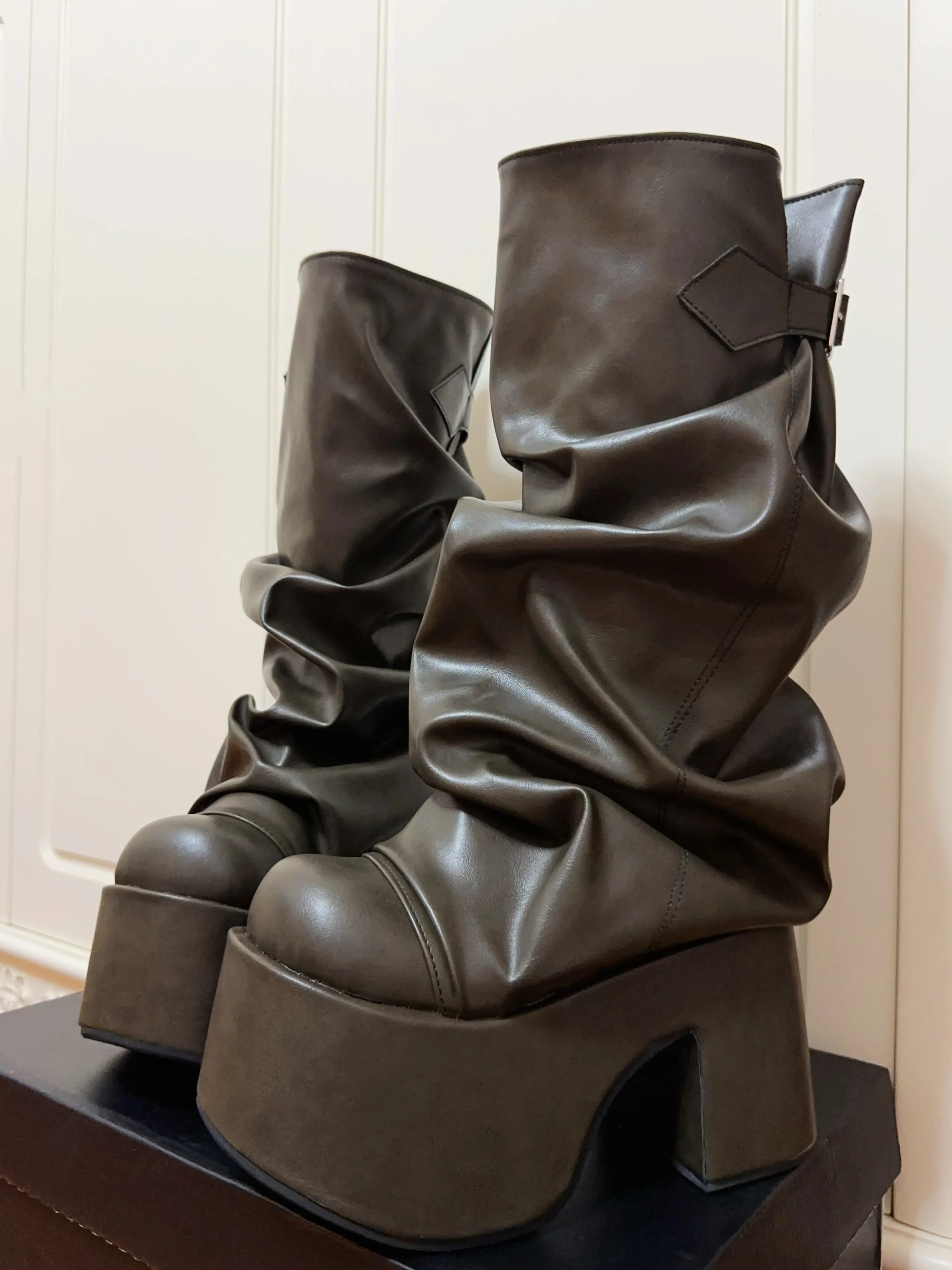 Bottes de oral alier Plissées en Cuir group pour Femme, Plateforme Ronde, Optique, Talon, Street Punk, Western, Automne, 2025
Bottes de oral alier Plissées en Cuir group pour Femme, Plateforme Ronde, Optique, Talon, Street Punk, Western, Automne, 2025