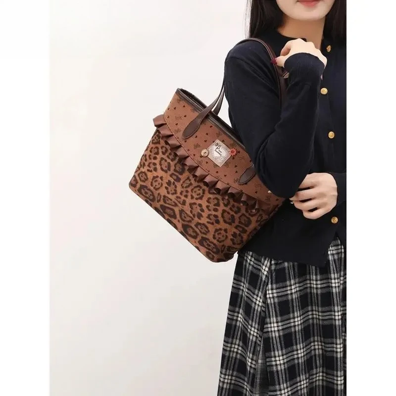 Универсальные сумки-тоут с леопардовым принтом для прогулок, поездок на работу и отдыха, вместительные женские сумки, модная новинка.
Универсальные сумки-тоут с леопардовым принтом для прогулок, поездок на работу и отдыха, вместительные женские сумки, модная новинка.