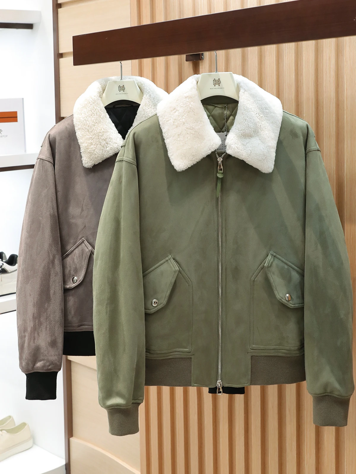 Men's Faionable Suede Jaet Lamb Fur Collar Detachable Outdoor Cotton Coat Loose Fit Urban Sle Long Sve Zipper Closure
Men's Faionable Suede Jaet Lamb Fur Collar Detachable Outdoor Cotton Coat Loose Fit Urban Sle Long Sve Zipper Closure