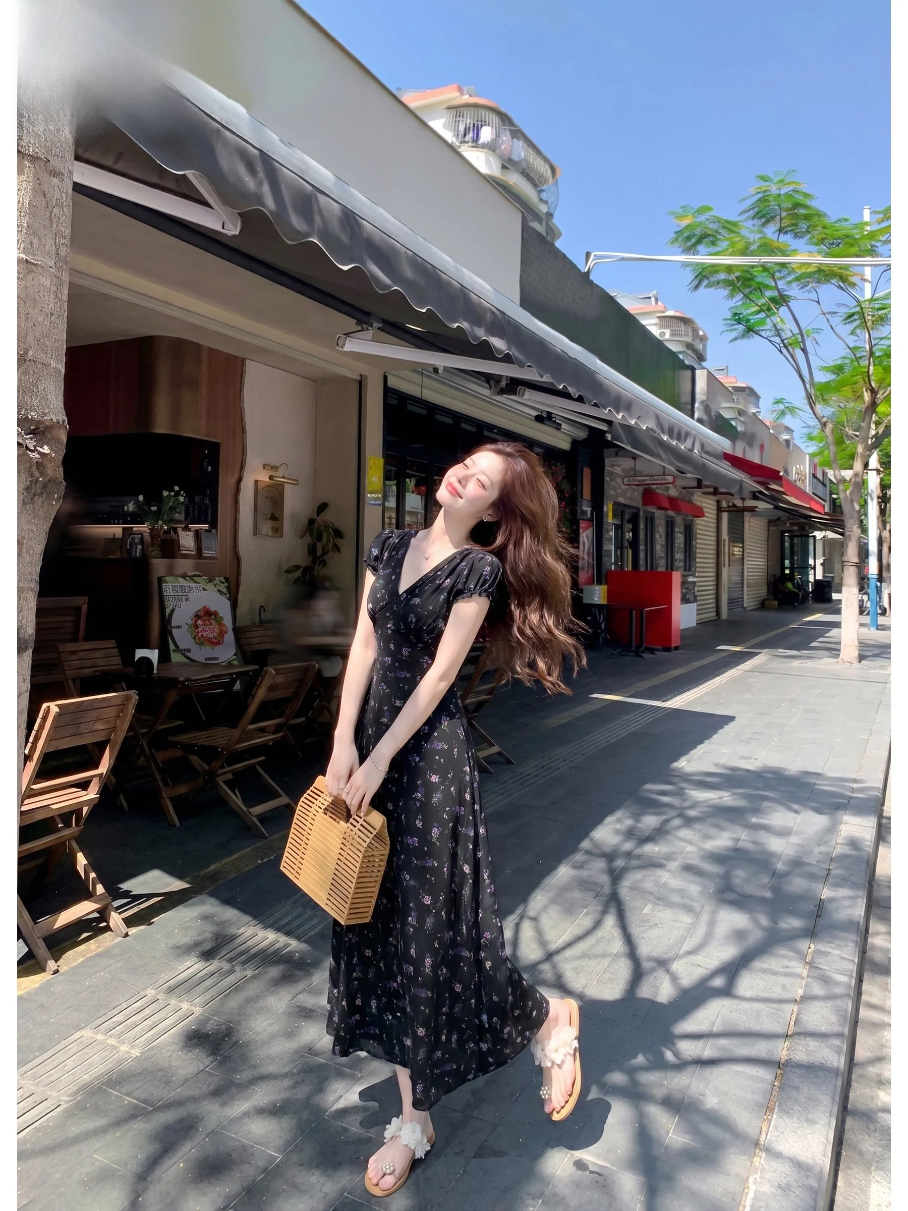 Black Floral Print V-Neck Dress Women's Summer Waist-Cinching Lace Trim Sweet Long Skirt Casual Style Short Sleeve Bubble Sle...
Black Floral Print V-Neck Dress Women's Summer Waist-Cinching Lace Trim Sweet Long Skirt Casual Style Short Sleeve Bubble Sle...