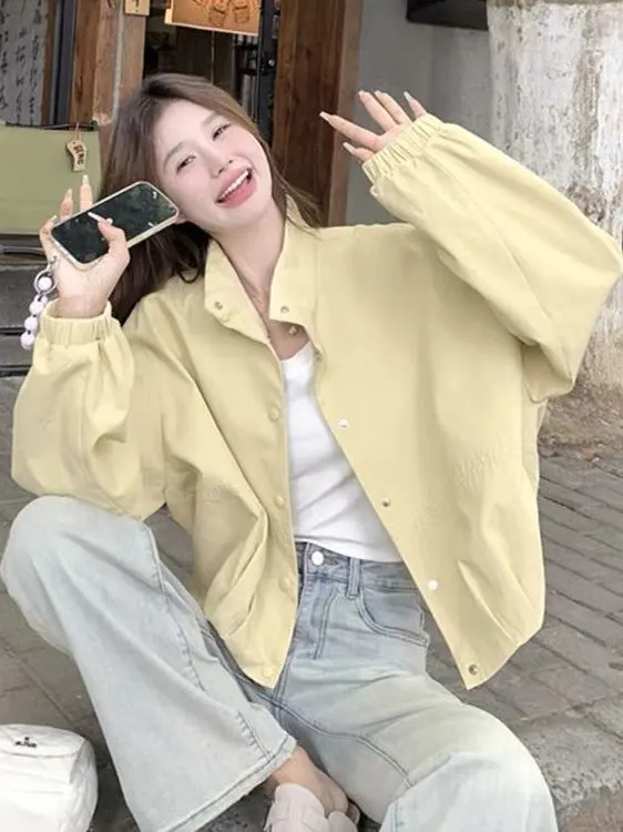 Стильная уникальная рабочая одежда: желтая куртка для женщин, весна 2026, новая коллекция, омолаживающий дизайн, эффектный образ в стиле колледж.
Стильная уникальная рабочая одежда: желтая куртка для женщин, весна 2026, новая коллекция, омолаживающий дизайн, эффектный образ в стиле колледж.