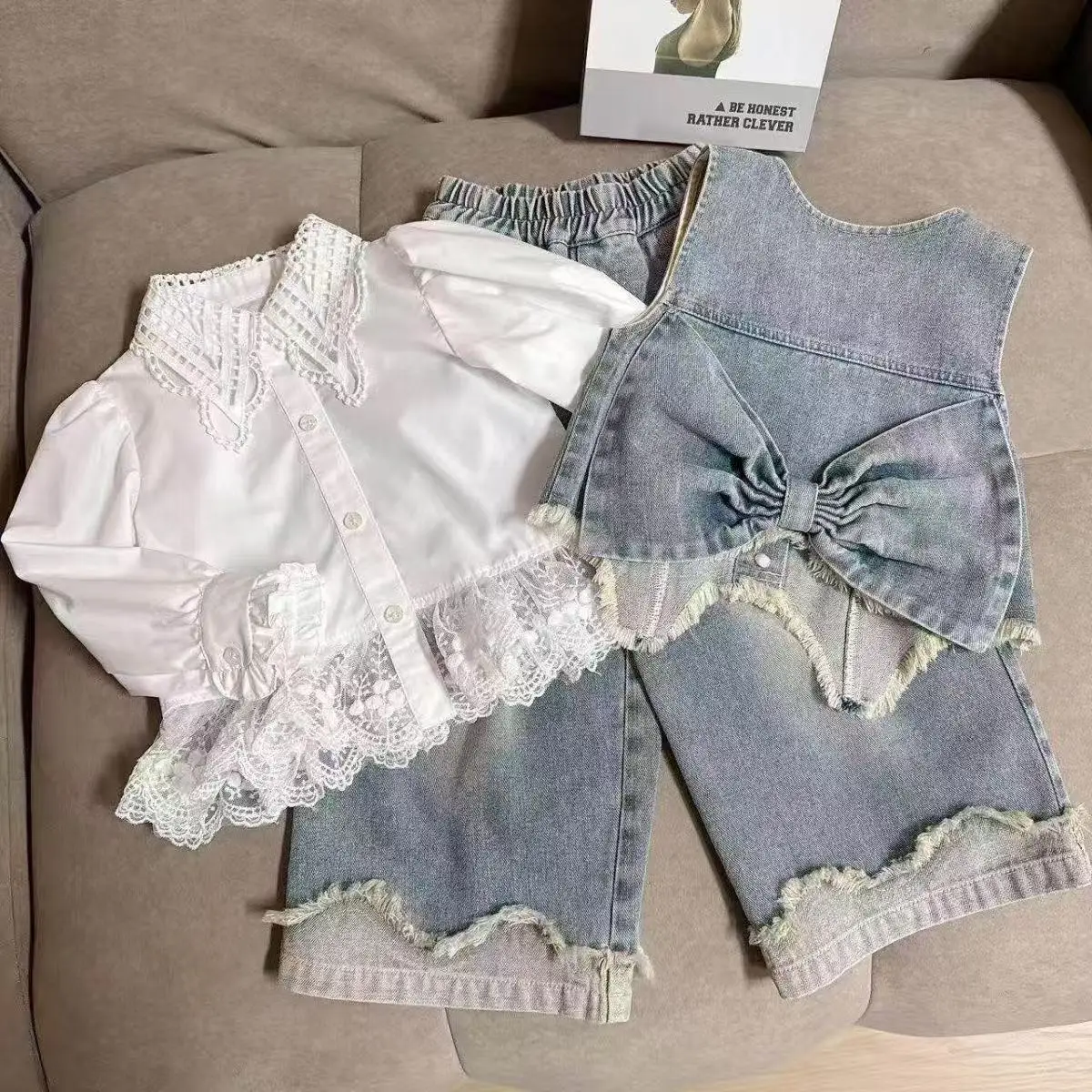 Girls' Set Children's Spring and Autumn New Style Western-style Denim Vest+lace Shirt+denim Wide Leg Pants Three piece Set
Girls' Set Children's Spring and Autumn New Style Western-style Denim Vest+lace Shirt+denim Wide Leg Pants Three piece Set