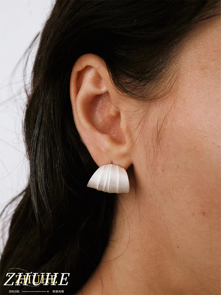 The Retro Matte Mother-of-pearl Stud Earrings Exude A Sense Of Luxury And Are Jewelry Accessories For Women's Carnival
The Retro Matte Mother-of-pearl Stud Earrings Exude A Sense Of Luxury And Are Jewelry Accessories For Women's Carnival