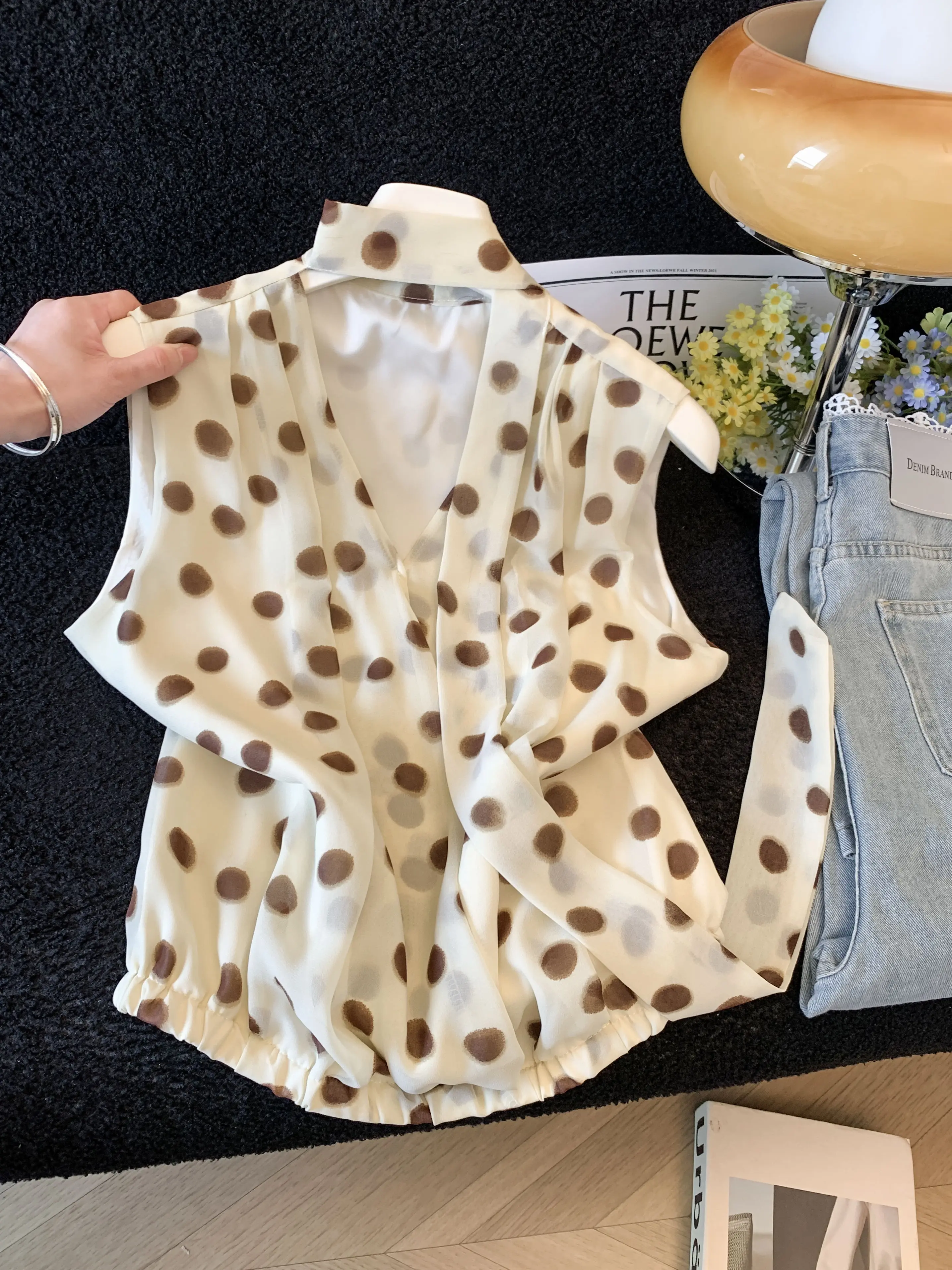 Retro Large Polka Dot V-neck Sleeveless Shirt Women Summer Elegant Design Trendy Vest Top Sexy Loose Fit Bamboo Silk
Retro Large Polka Dot V-neck Sleeveless Shirt Women Summer Elegant Design Trendy Vest Top Sexy Loose Fit Bamboo Silk