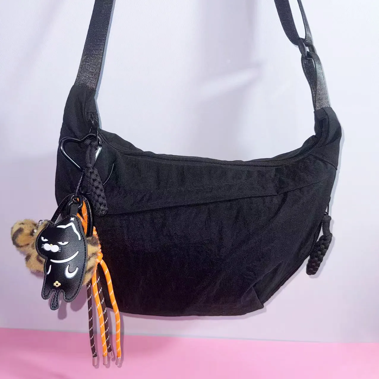 Nylon Fabric Shoulder Bag With Charms New High Capacity Women's Crossbody Messenger Bag Leisure Versatile Shoulder Hobos Bag
Nylon Fabric Shoulder Bag With Charms New High Capacity Women's Crossbody Messenger Bag Leisure Versatile Shoulder Hobos Bag