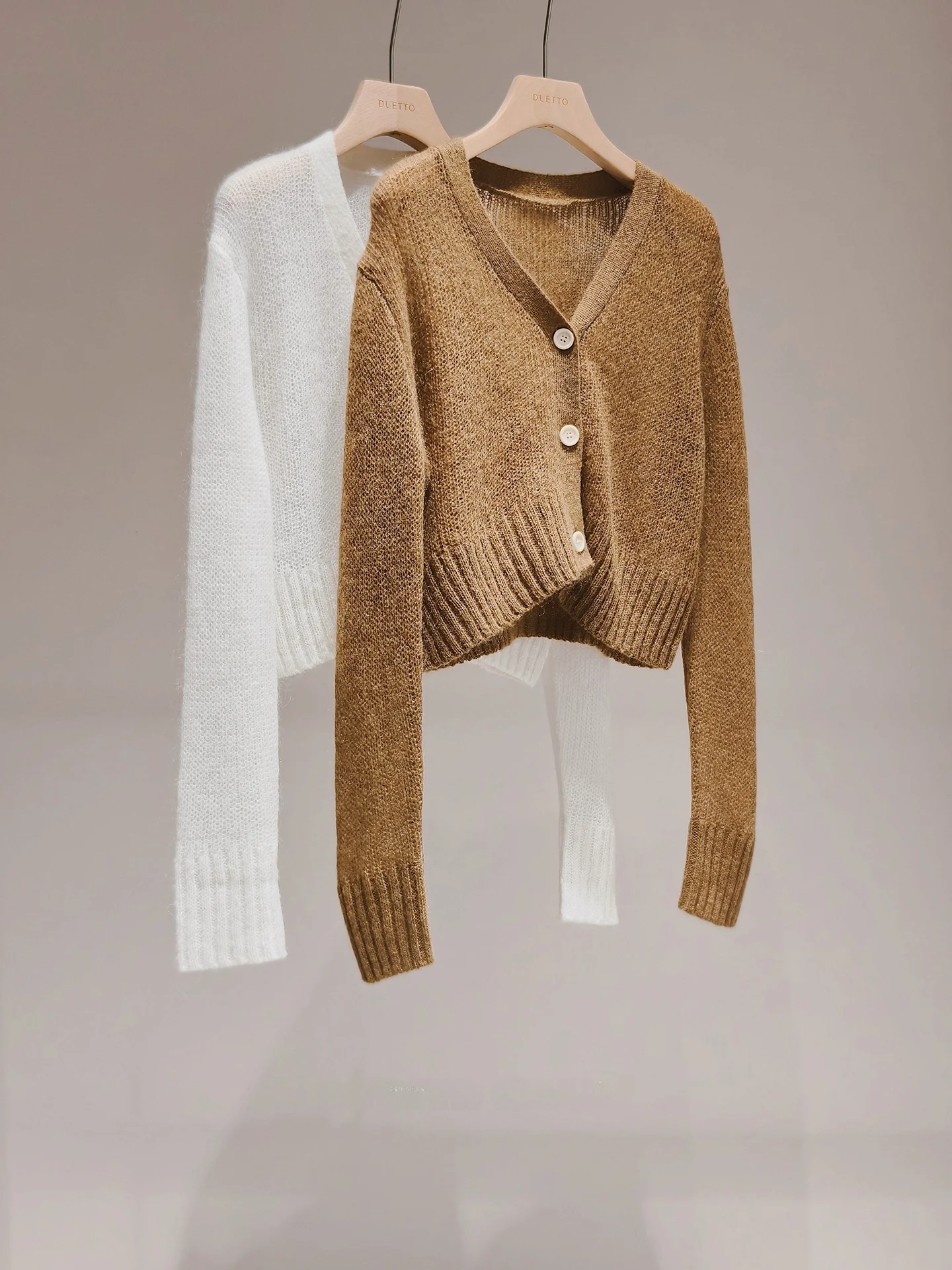 Кардиган женский повседневный с V-образным вырезом, вязаный, ажурный, из ультратонкой верблюжьей шерсти, ангоры и козьей шерсти, длинный рукав
Кардиган женский повседневный с V-образным вырезом, вязаный, ажурный, из ультратонкой верблюжьей шерсти, ангоры и козьей шерсти, длинный рукав