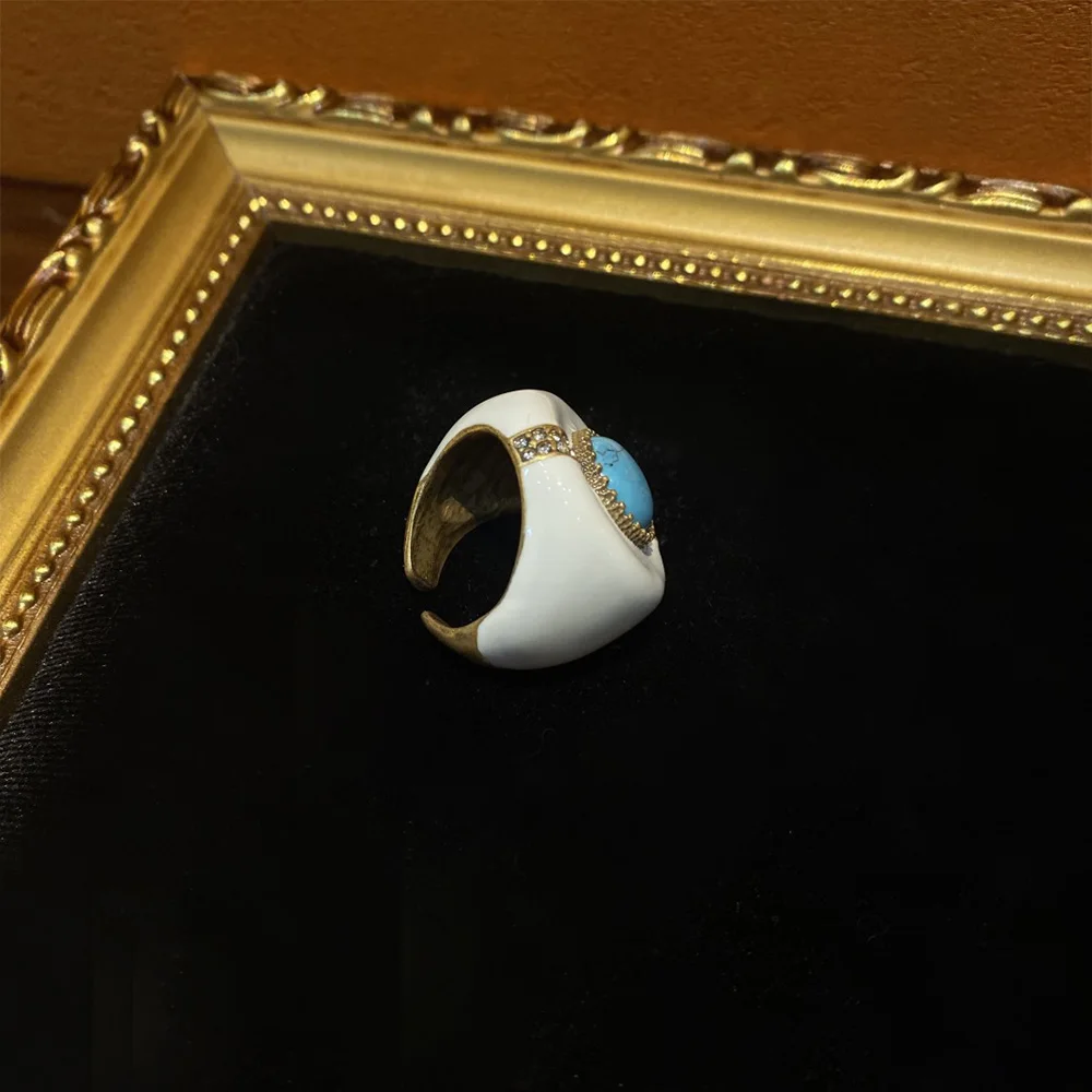 Antique copper plated 18K gold with white enamel round turquoise ring for women‘s girl party gift jewlry whosale
Antique copper plated 18K gold with white enamel round turquoise ring for women‘s girl party gift jewlry whosale