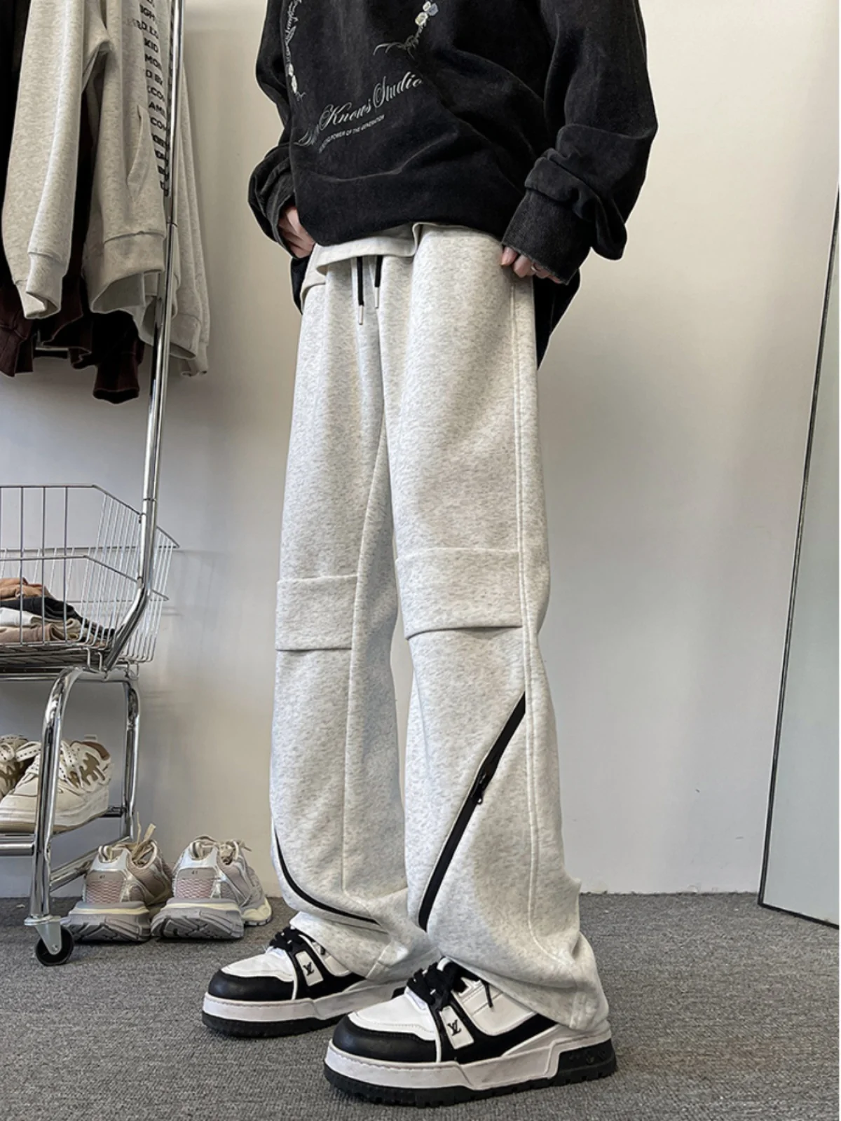 Мужские прямые спортивные повседневные брюки свободного кроя с широкими штанинами, весенне-осенние, модные, в стиле ретро, брендовый дизайн, повседневные длинные брюки
Мужские прямые спортивные повседневные брюки свободного кроя с широкими штанинами, весенне-осенние, модные, в стиле ретро, брендовый дизайн, повседневные длинные брюки