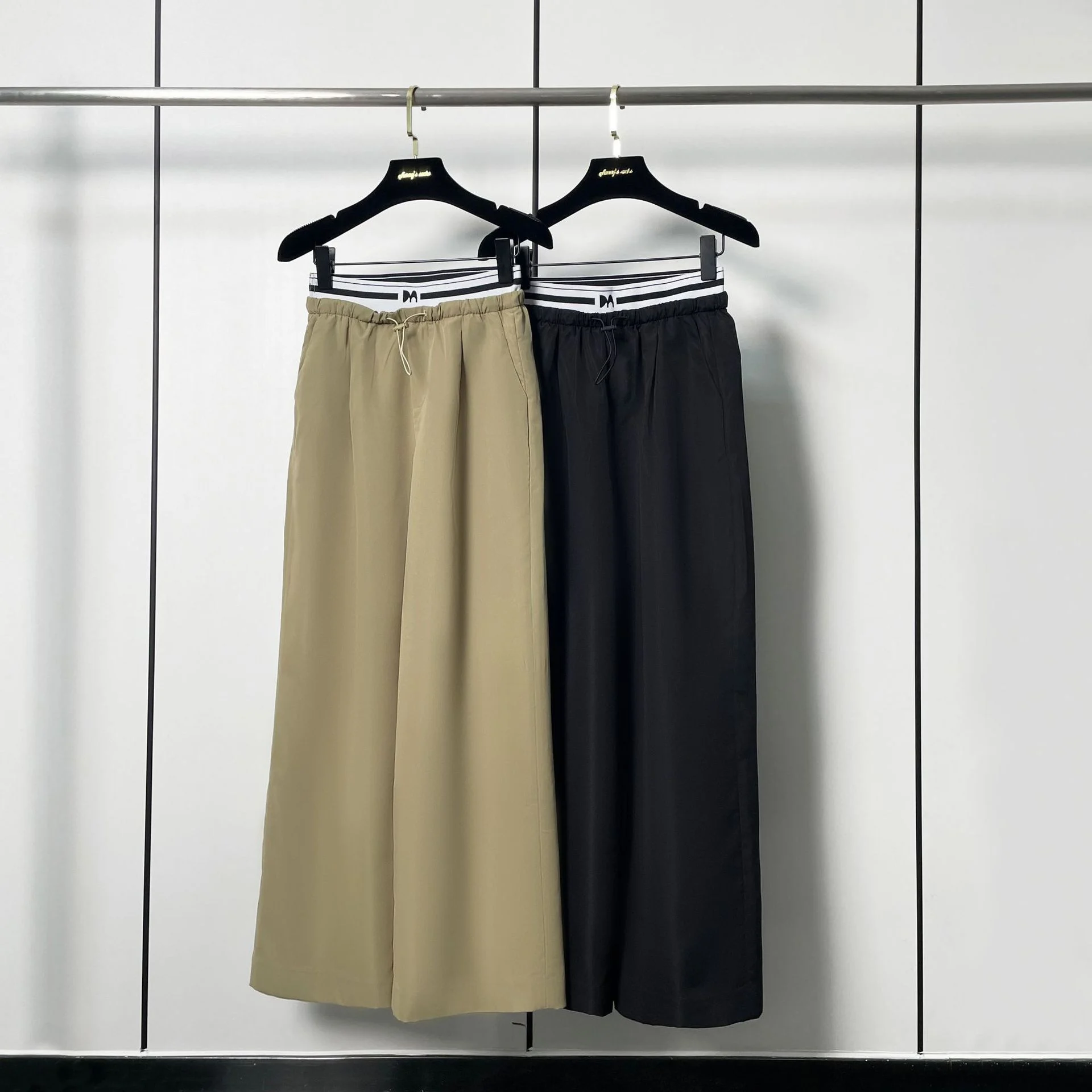 Летние повседневные свободные брюки 2024 года с двойным слоем, эластичным поясом на шнурке, прямым кроем, в двух цветах, новые, из полиэфирного волокна (100%)
Летние повседневные свободные брюки 2024 года с двойным слоем, эластичным поясом на шнурке, прямым кроем, в двух цветах, новые, из полиэфирного волокна (100%)