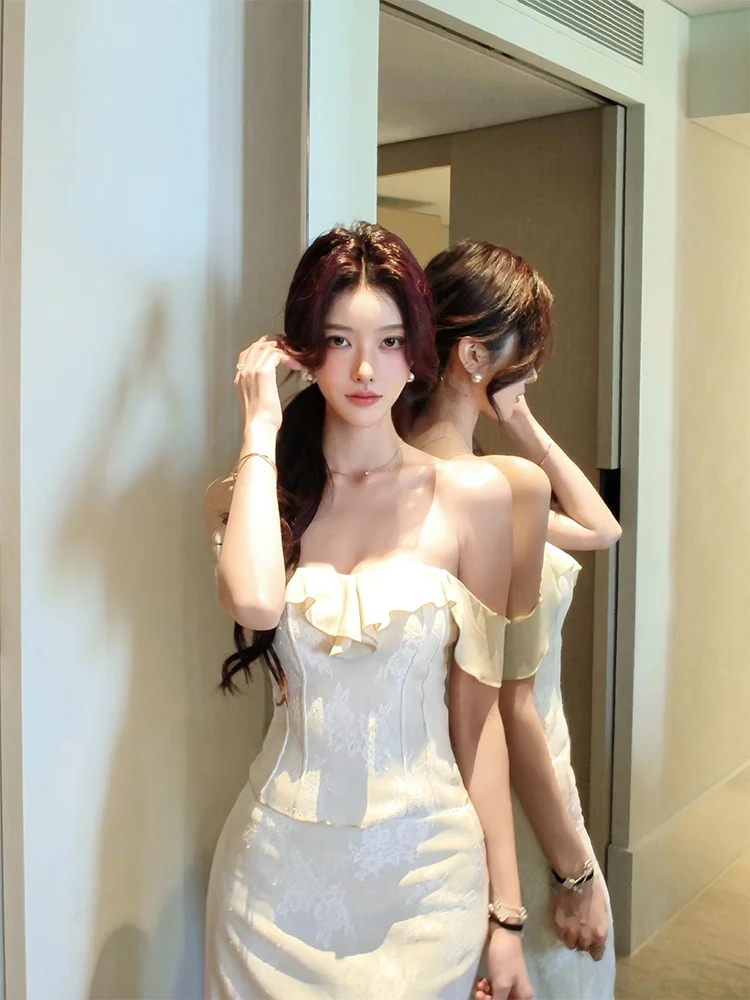 Elegant Lace Embroidery Women's Top And Skirt Set with Chest Strap Design Polyester Fabric Zipper Closure Slim Fit Style
Elegant Lace Embroidery Women's Top And Skirt Set with Chest Strap Design Polyester Fabric Zipper Closure Slim Fit Style