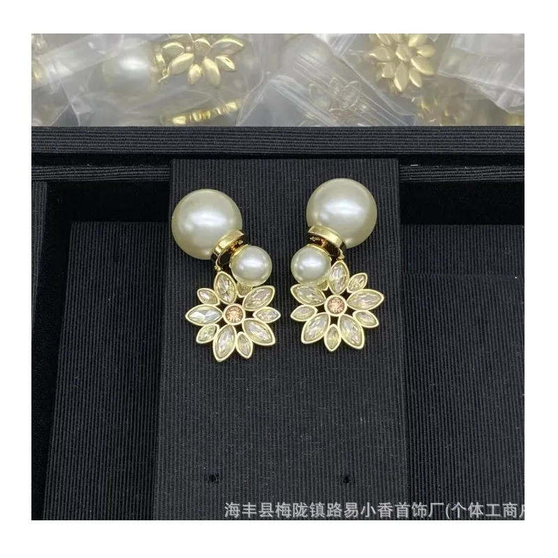 Earrings for Women's High-end Sense of Fashion and Versatility Belong To French Retro Style Design Earrings
Earrings for Women's High-end Sense of Fashion and Versatility Belong To French Retro Style Design Earrings